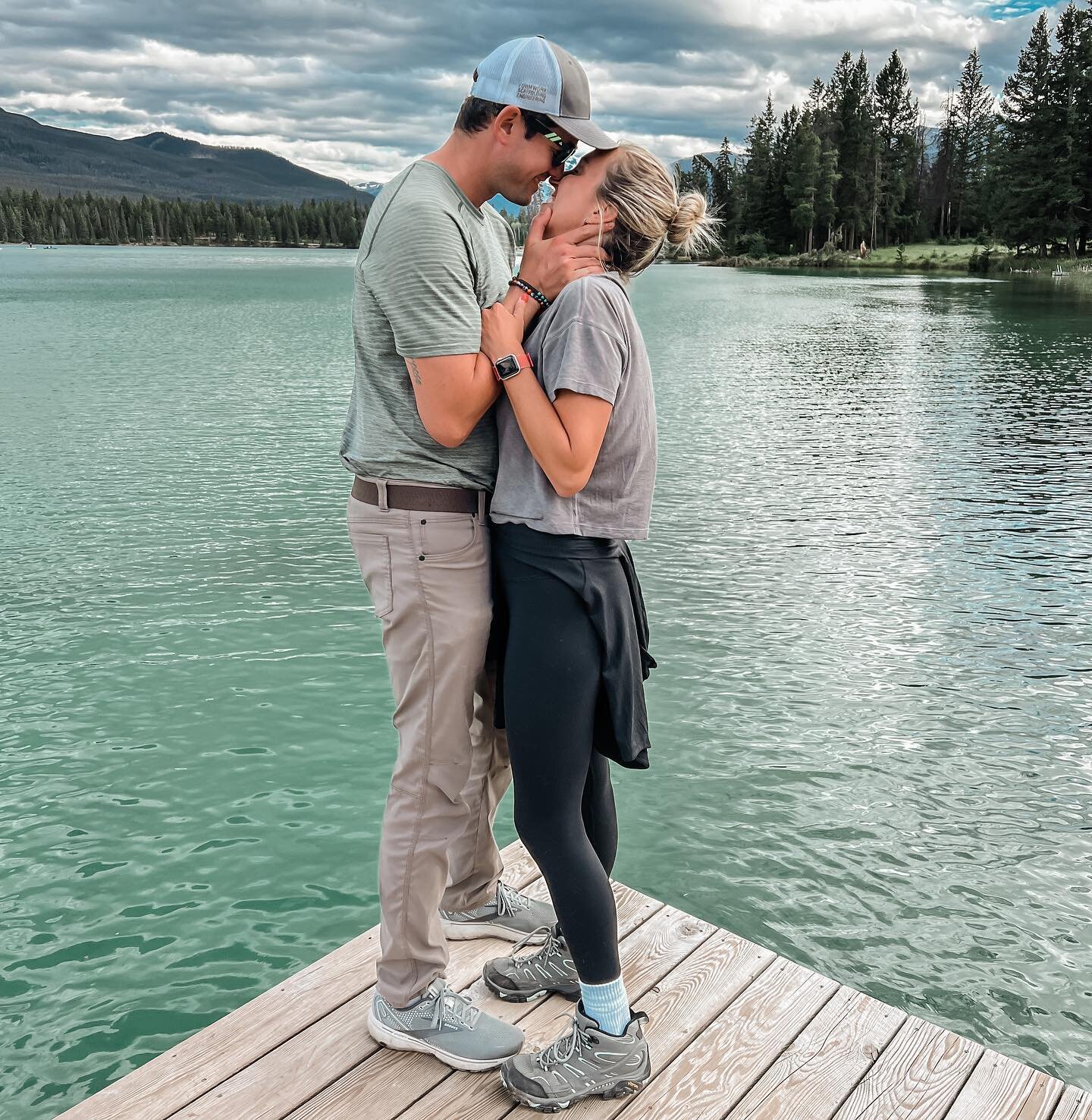 Here&rsquo;s to being my emergency contact🫶🏻

Also big shoutout at @jade_chausse for the pose rec👏🏻 
.
.
.
.
#edithlake #canada #couple #travelcouple