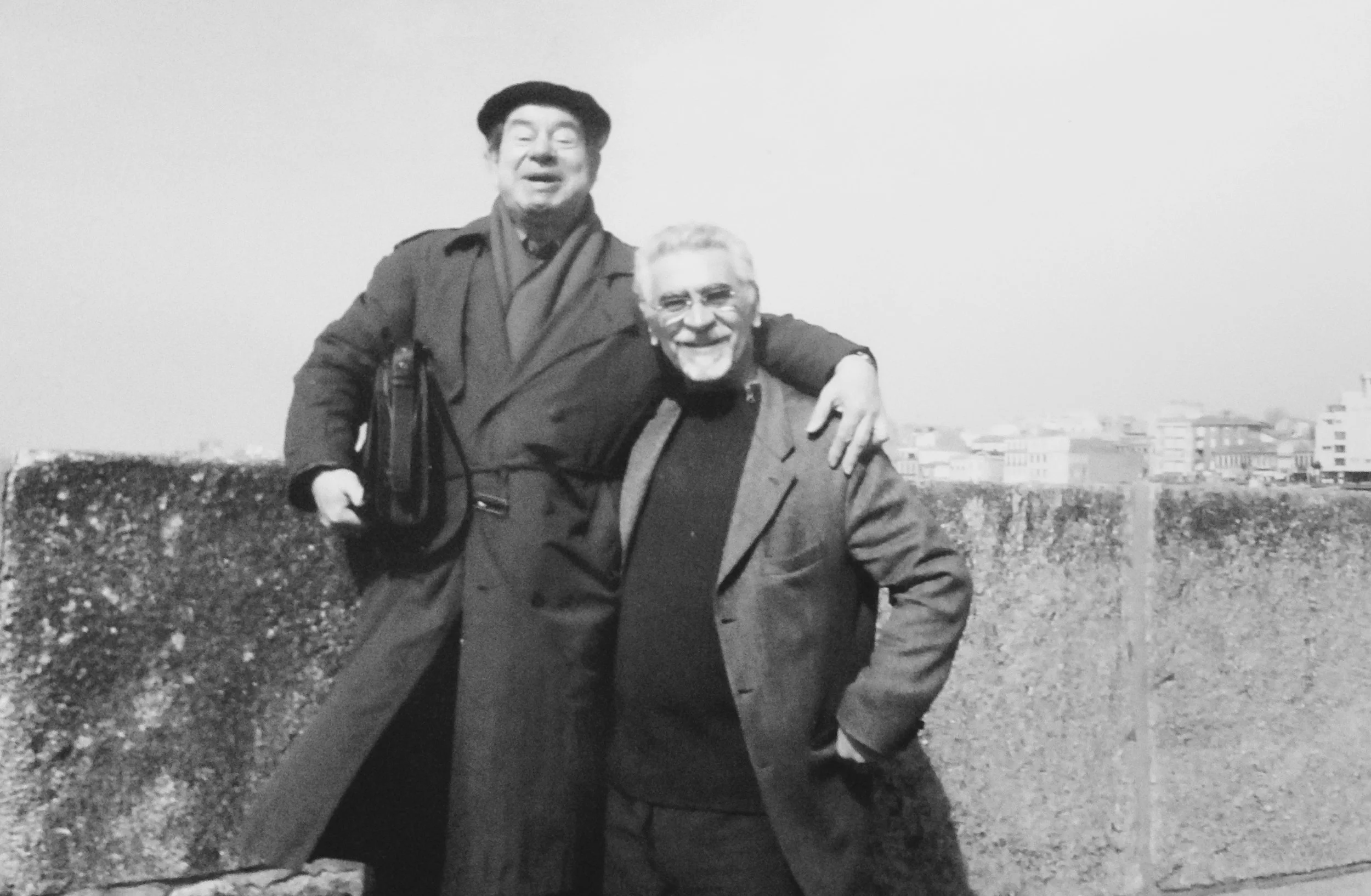 Com César Figueiredo na Foz do Douro… que grande que eu fico nesse lugar! Estou a dar uma aula aos peixes… de água doce!