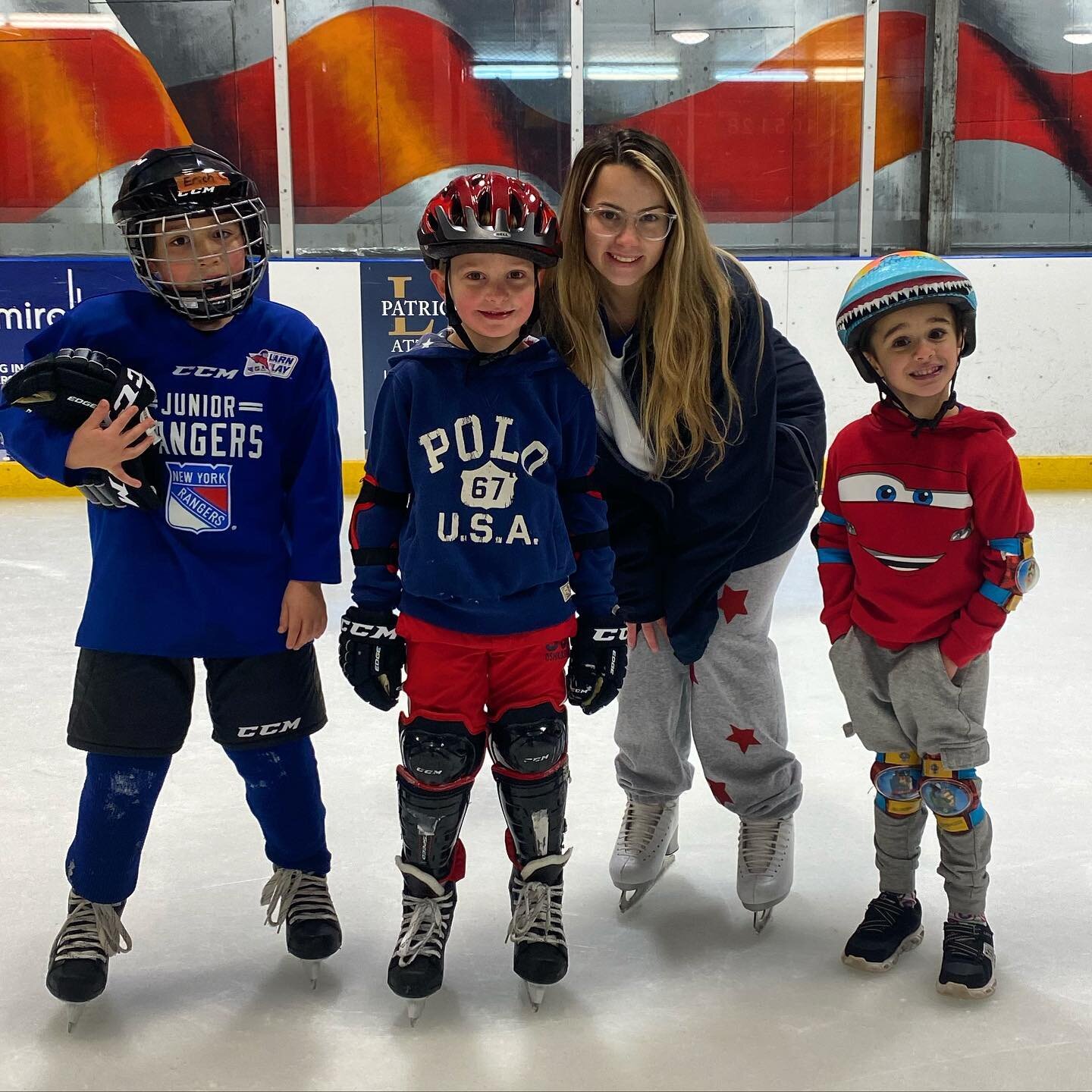 KB Hockey&rsquo;s Learn-to-Skate Group Classes are back! 🏒 LTS classes will be held every Sunday from 10-10:50 am 🐝 Text 917-829-0124 or send us a DM to book