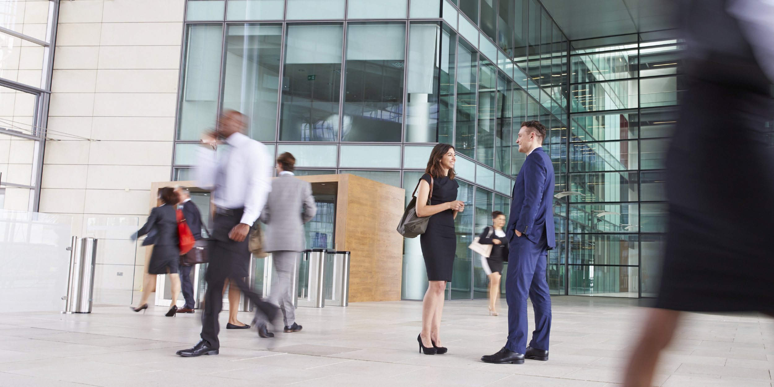 People-passing-through-the-busy-foyer-of-a-business-building-000073538383_Full - copia.jpg