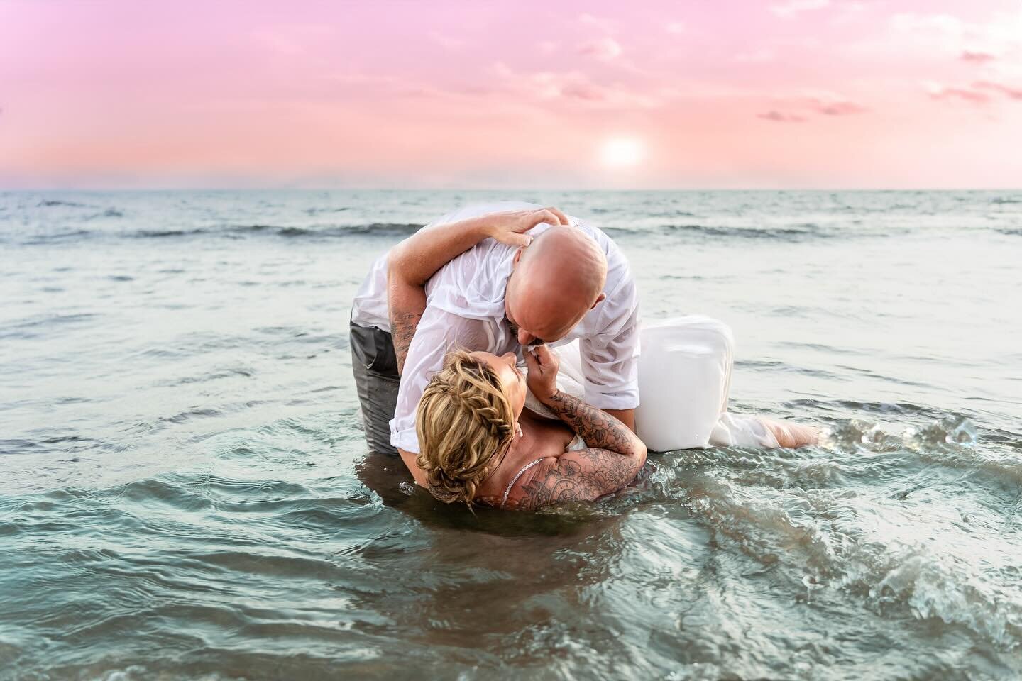 I had the honor of taking care of these two for their Maui elopement. I pressed the wedding attire and was on location as Bridal Concierge. I grabbed my camera out at the end so I could take a couple shots myself. 🫶🏻🌊
⠀⠀⠀⠀⠀⠀⠀⠀⠀
Photo: @yourfairygo