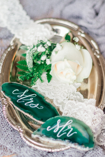 Green agate slice place cards. Photo by Clear Sky Images.