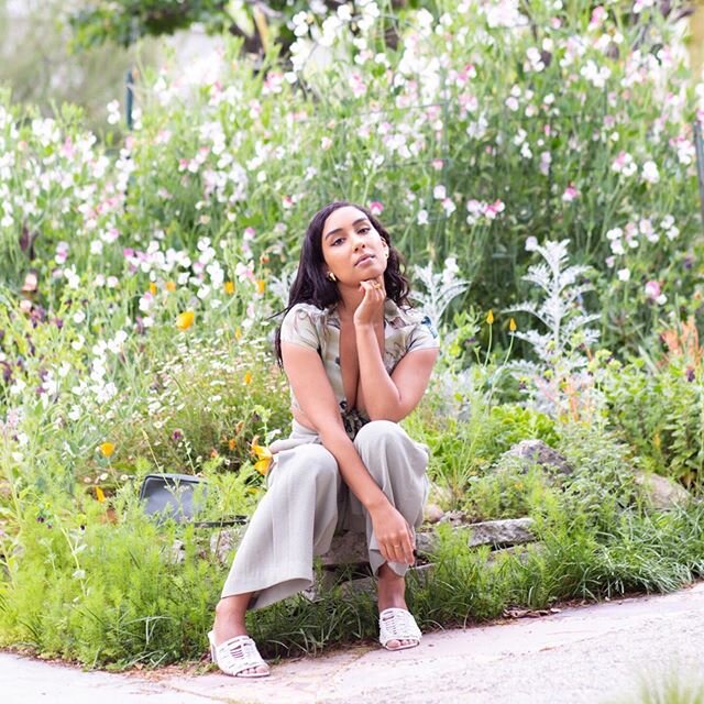 🌿🌸🌺Secret Garden🌺🌸🌿
I don&rsquo;t think it&rsquo;s a coincidence that week 5 for #AThriftedColorStory us green and it falls on #EarthWeek 🌍  and #FashionRevolutionWeek
-
The color green represents so much, from wealth and greed, to environment