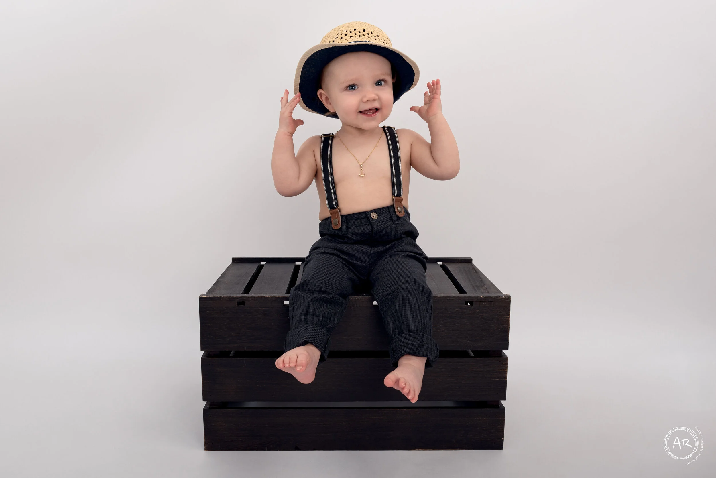 BarnefotogBarn fotografert av fotograf AR-Photography med lokasjon Åkrehamn i Karmøy-Kommune. Vårt hovedfokus er familiefotografering og barnefotografering, men vi utfører også andre tyrafering (4056)