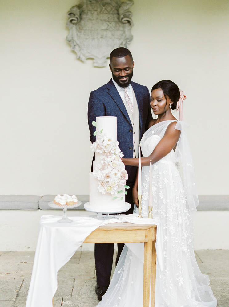 fine_art_stationery_uk_bransley_house_wedding_cake_couple.jpg