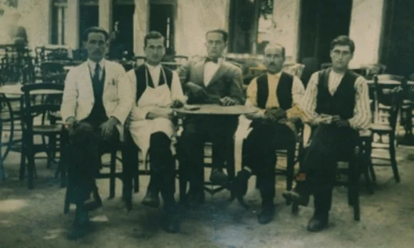 Το καφενείο του Νίκου Σακούλη στον Αι Γιώργη, από αριστερά τέταρτος ο γιος του Γιάννης 1929.