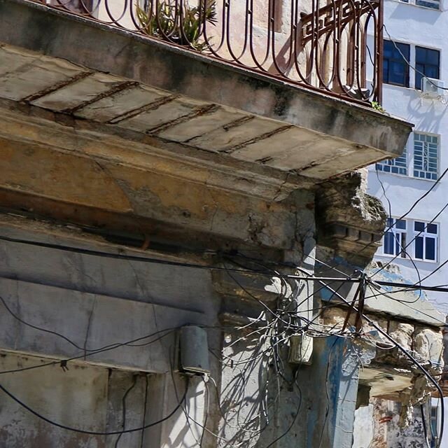 Falling into...
Havana, Cuba - August, 2018
&copy; Tania Gherardi
......
#Globetrotting #photography #cuba #havana #lahabana #ilovecuba #discovercuba #cubaautentica #colorloving #brokendown #architecture #colorliving #colorcontrast #whenincuba #looku