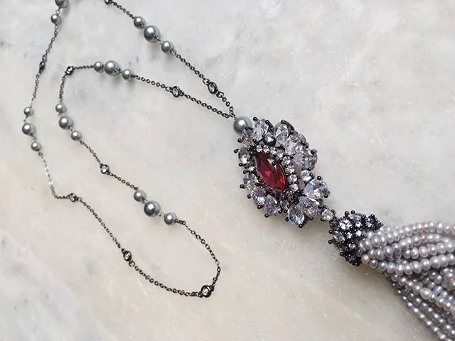 Jewels, jewels and more jewels! The KAYA necklace is a luxurious piece to add to your jewellery collection. Be in contact with us to make this sparkling necklace yours!😍💎 #glamorous #sparkling #youthfulenergyinspired #costumejewellery #necklace #ve