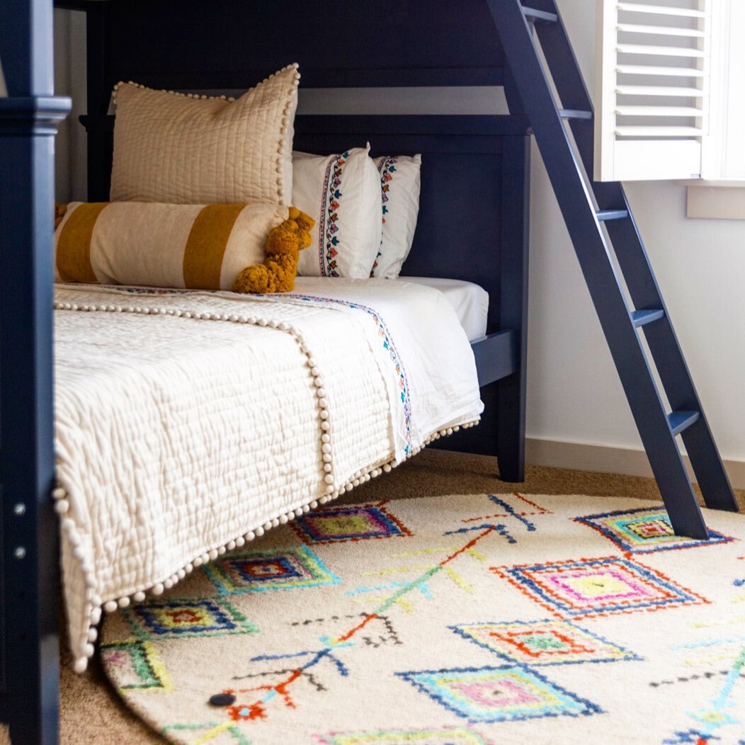Fun/funky mix of an area rug + pillows with fun textures on a bunk bed equals a kid's room that can inspire the imagination
.
.
.
#interiordesign #kidsroom #kidsroominspo #kidsroomdesign #kidsroomdecor #bunkbeds #howwedwell #childrensroomdecor #funky