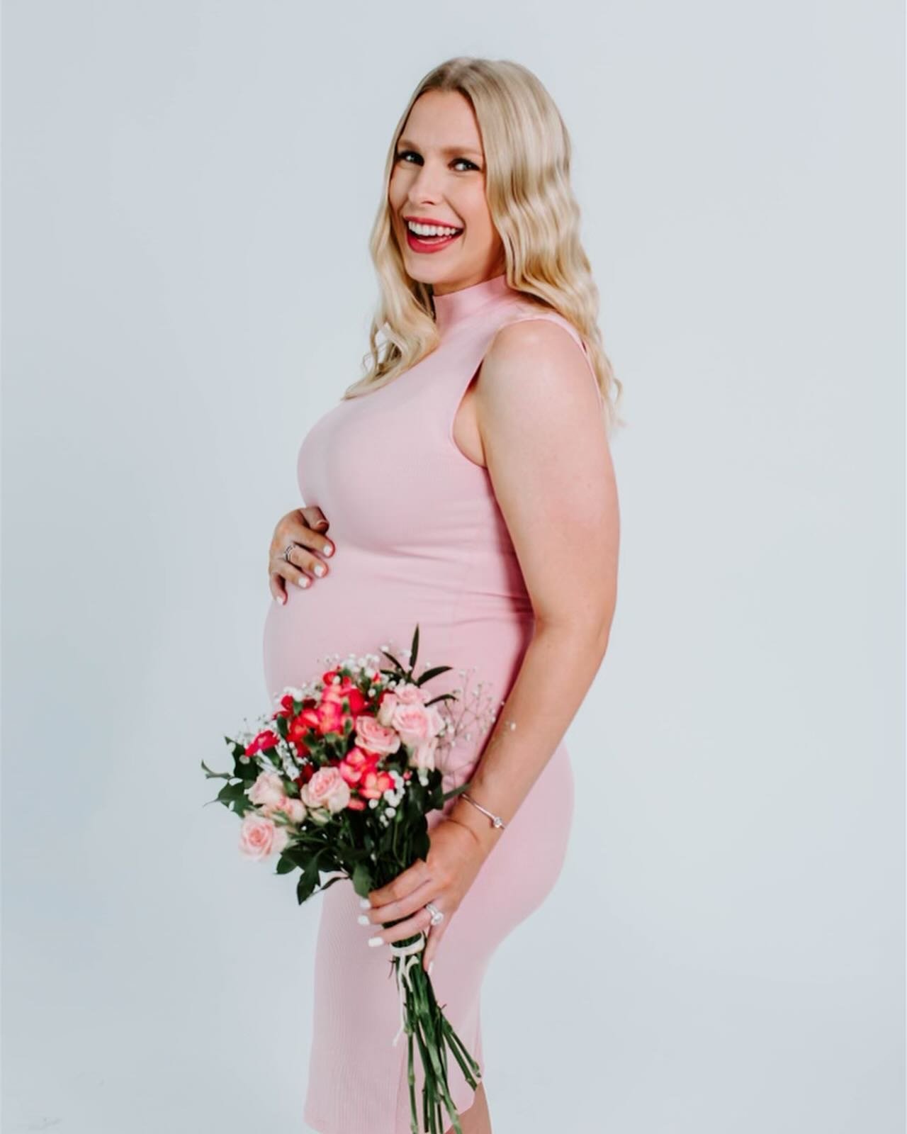 MOTHER&rsquo;S DAY MINI SESSIONS ❤️💕 &bull; Check out my story for more information.. Let&rsquo;s book your session! ✨