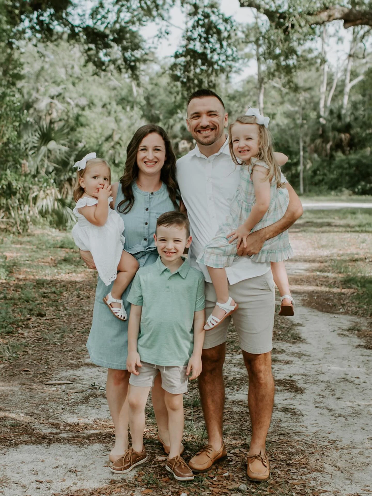 Can you just feel the joy from this family session? In my sessions, you&rsquo;ll not only get timeless shots, but we&rsquo;ll all have fun some too 💕