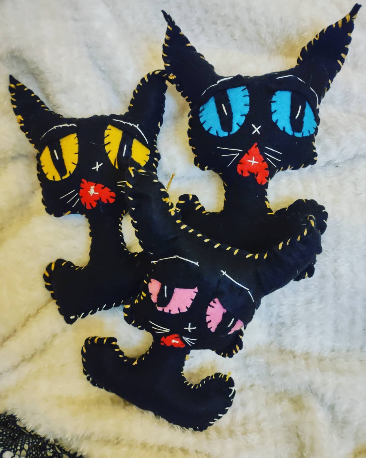 This lil crossroad Trinity are ready for their forever homes!
Next the Kitchen Witches!
Leaps and Bounds
#blackcat 
#handstitched 
#frankimcense 
#kookteflondolls