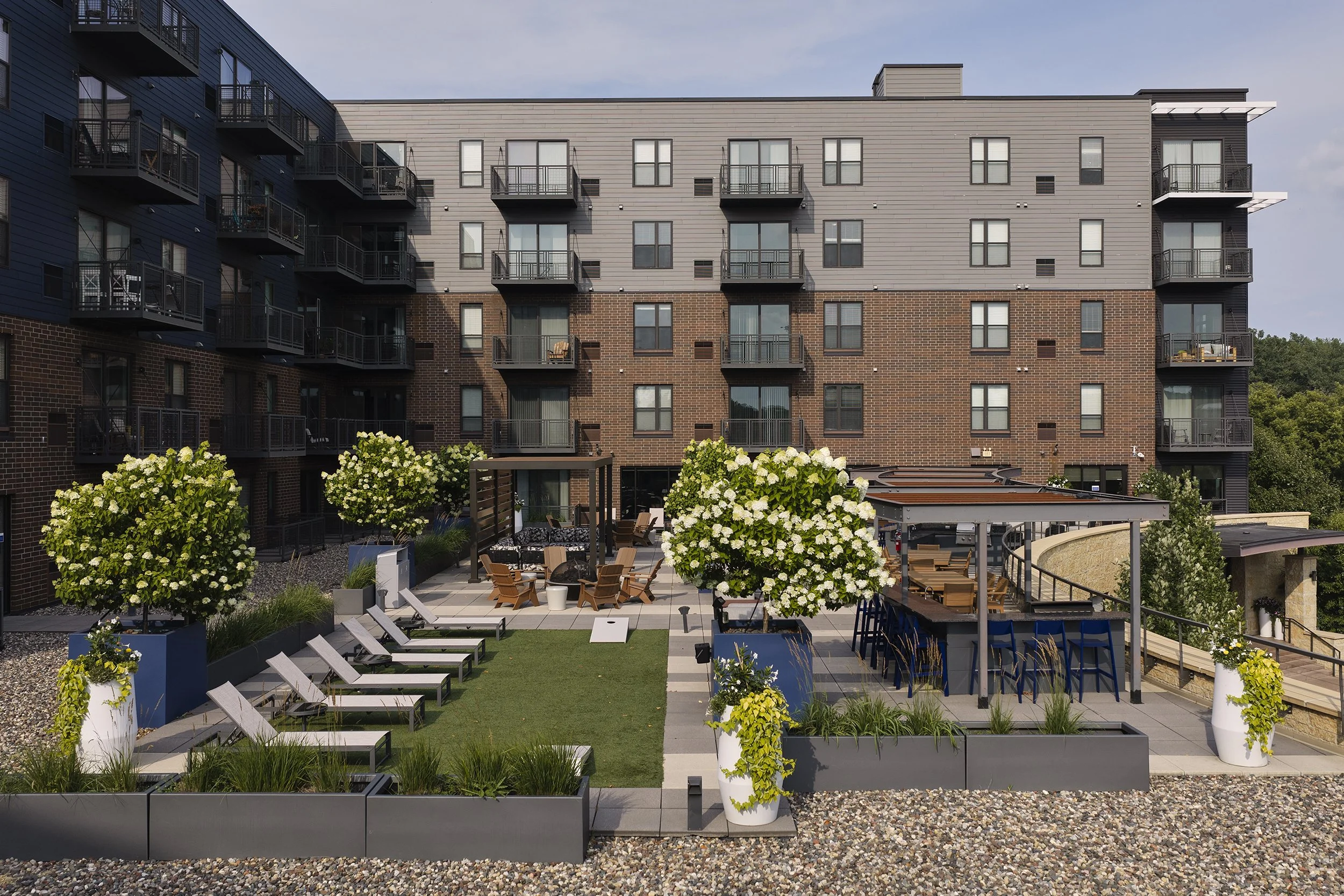 martinblu-apartments-rooftop-amenity-deck-resident-gathering-space-eden-prairie-mn-10k-architecture.jpg