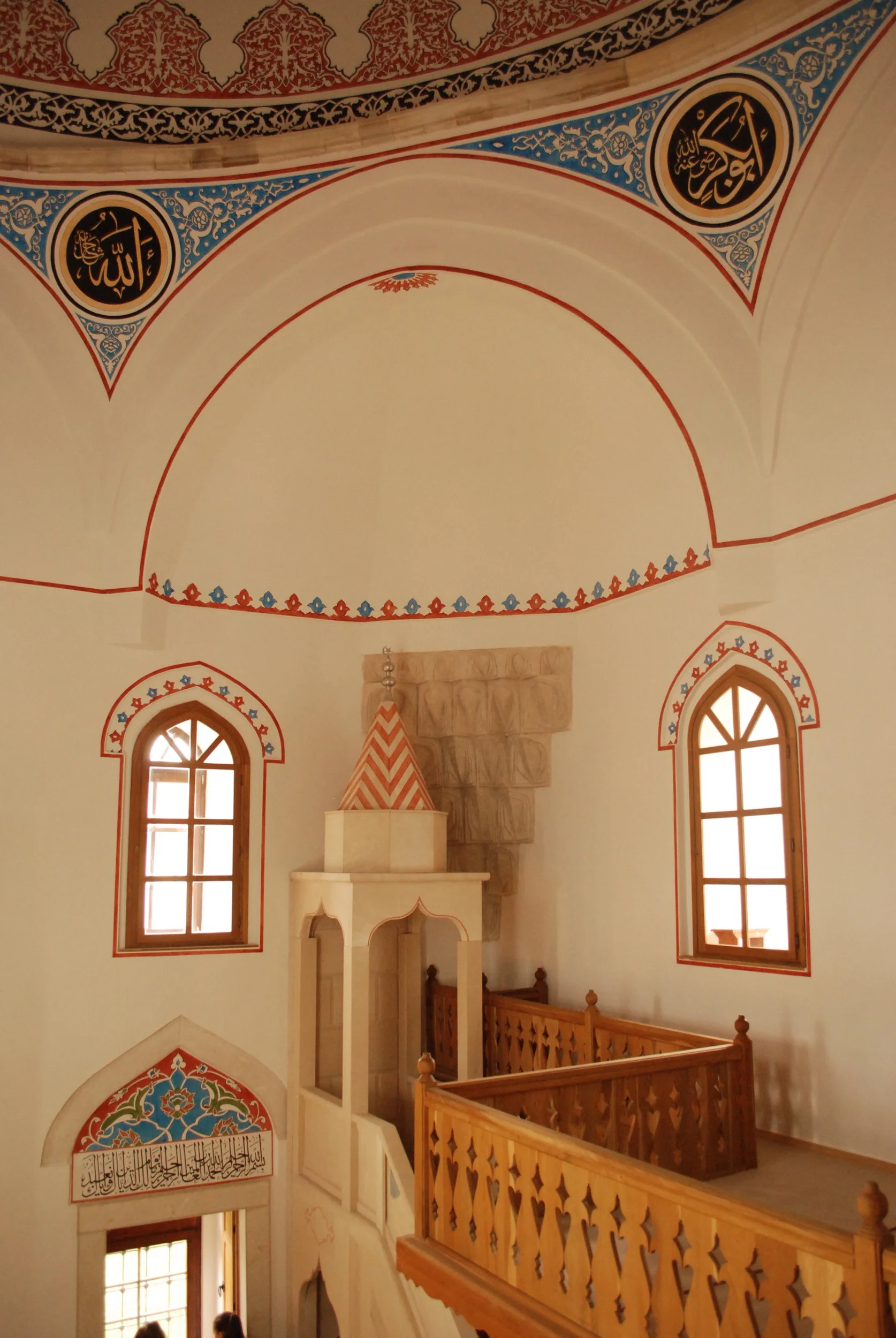   Čaršijska / Džudža džaferova džamija      Sredinom XVII vijeka Evlija Čelebija za Duvno kaže da „ Sliči rajskoj bašći, pripada klišnom sandžaku i ima četiri stotine kuća i jednu impozantnu džamiju, više mesdžida, jedan han, mali hamam i deset dućan