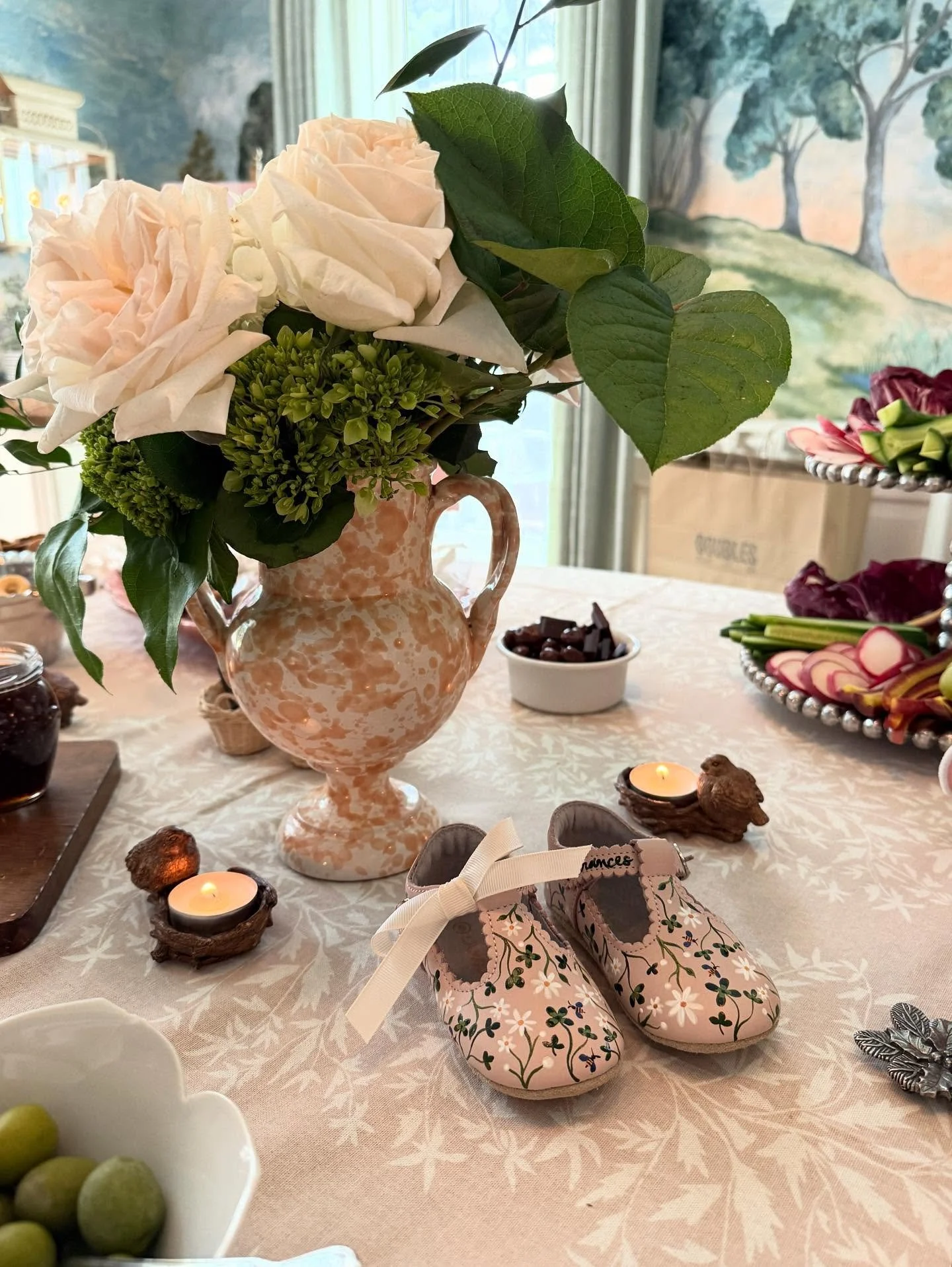 We had the best time celebrating Starr and her new baby girl coming in October! 🎀 

Starry-you are glowing! I cannot wait to meet our new assistant! 😘

Fun Facts:
Vase @sharland_england 
Tablecloth @foxandwillowshop 
Darling baby shoes @catherineow