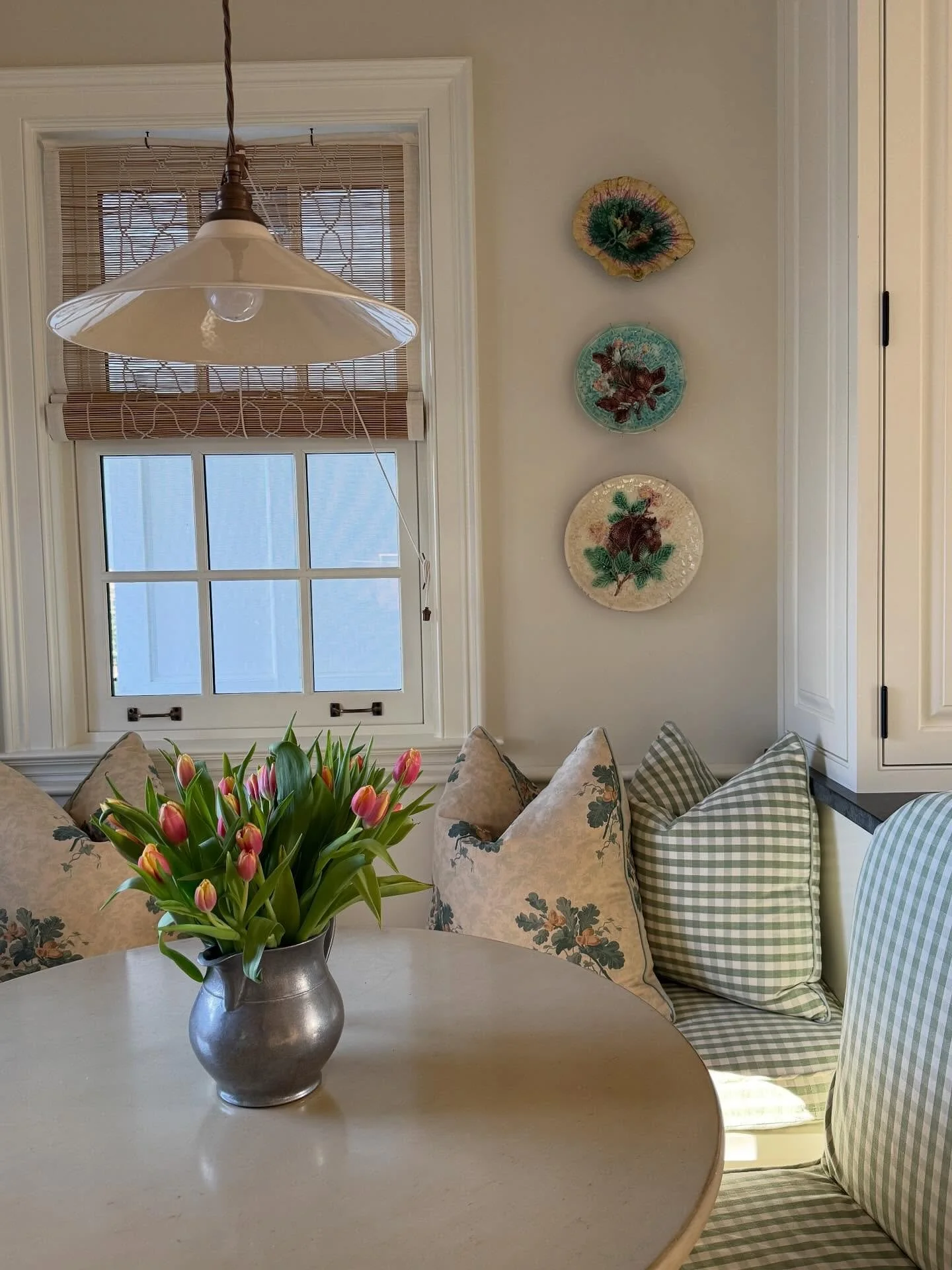 When life imitates art. 💚 Room portrait @trishahoytart

#breakfastnook