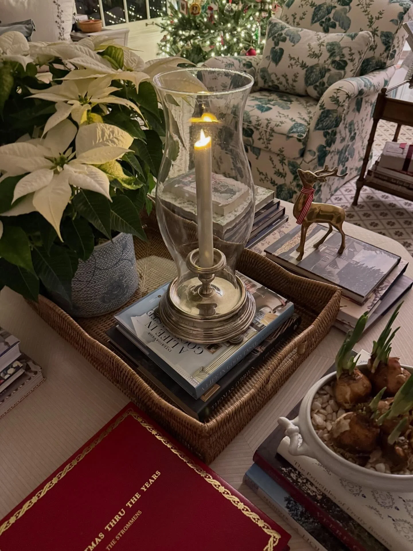 Give me snowy nights, twinkle lights, and a home lit by candles&hellip;The coziest kind of Christmas magic. ❤️
Now I&rsquo;m ready to wrap gifts and put on a Hallmark movie.