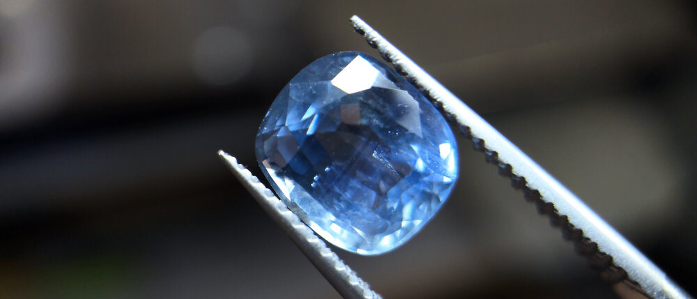 Droogte maagpijn toeter Saffier is de naam voor de blauwe variant van het mineraal korund. — Mohan  Custom Jewelry