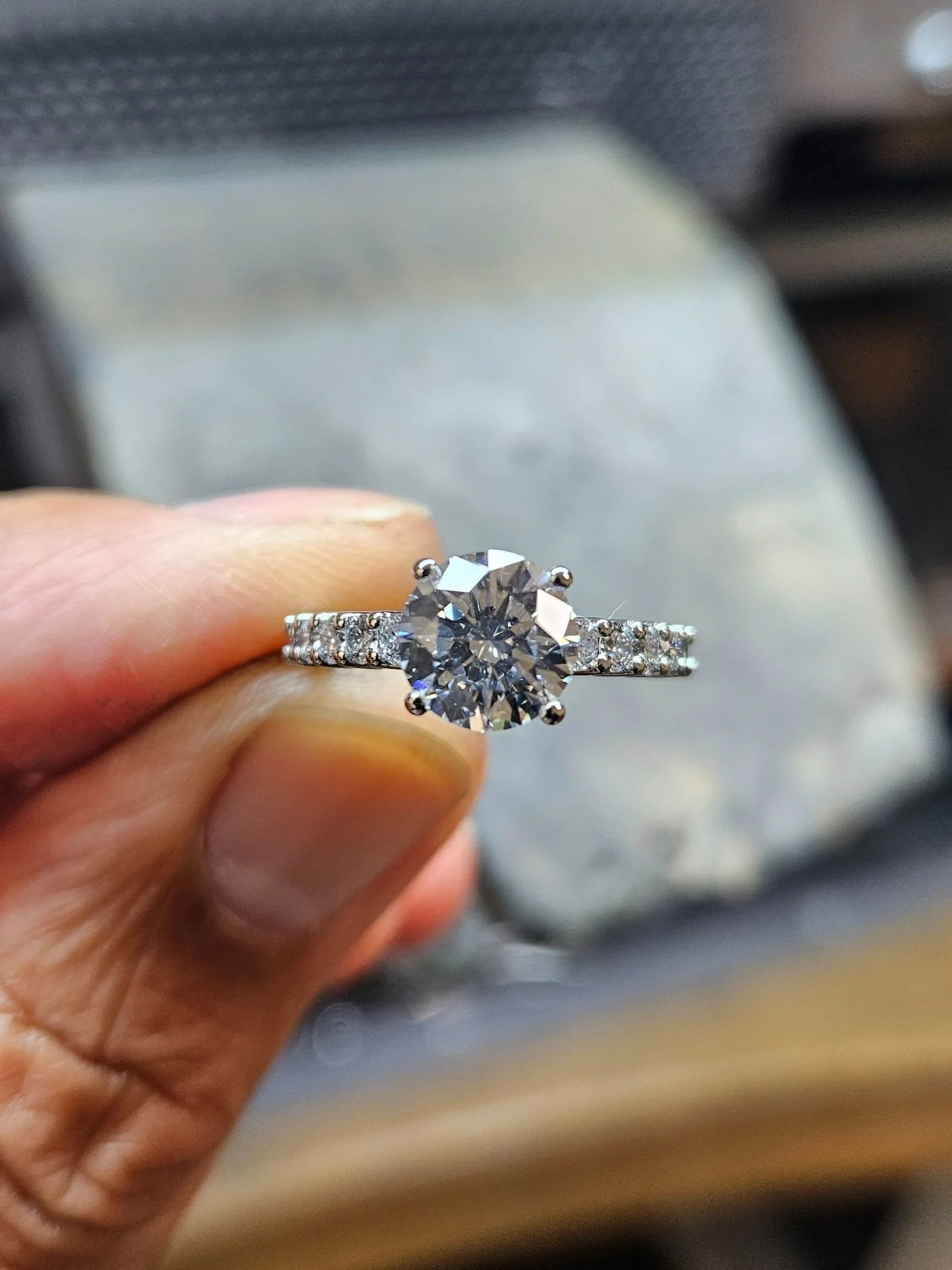 "Custom Made Sieraden: 10 Onmisbare Tips voor het Vinden van de Perfecte Goudsmid"