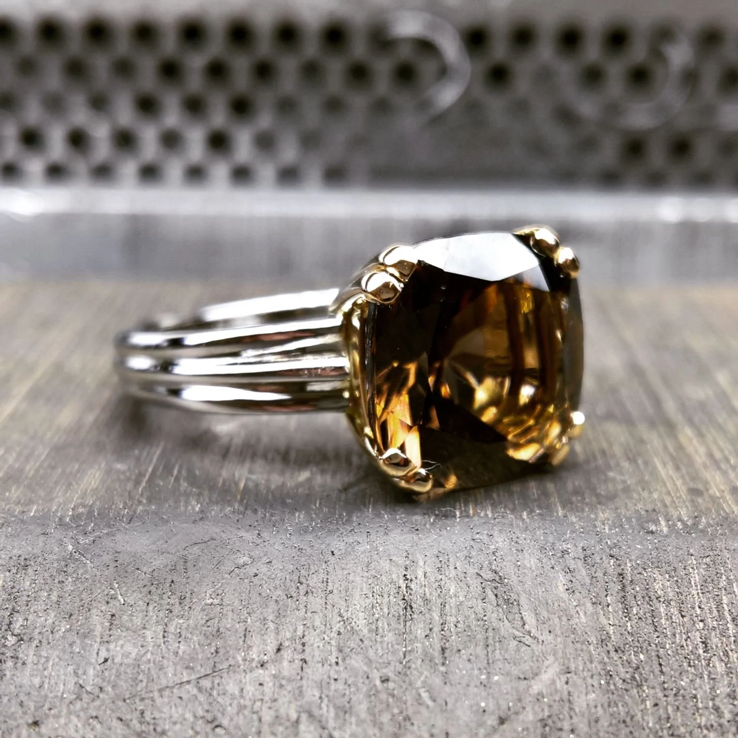 "Van Concept tot Creatie: De Kunst van Persoonlijke Sieraden door een Goudsmid"