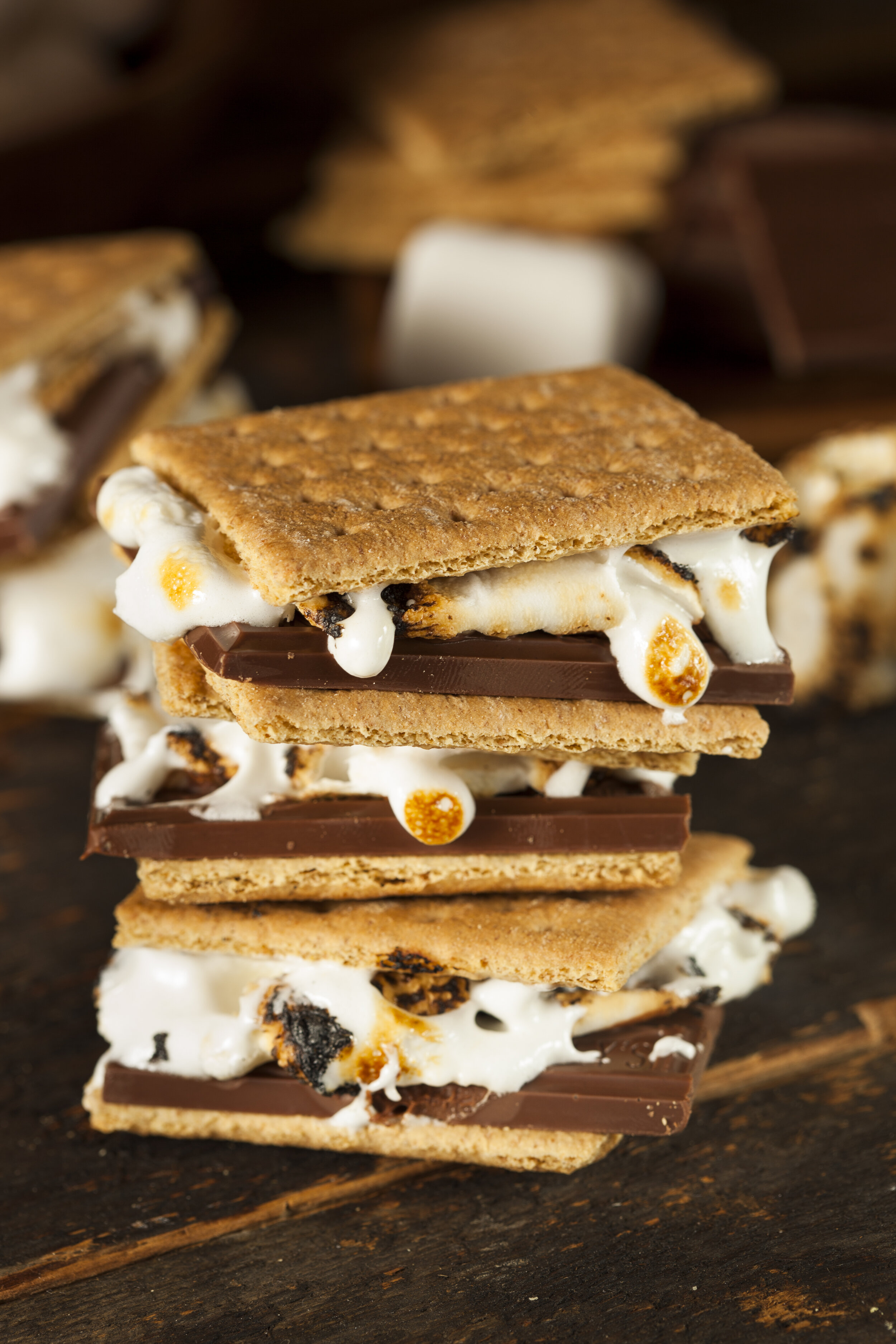 homemade-smore-with-chocolate-and-marshmallow-P9C5VXZ.jpg