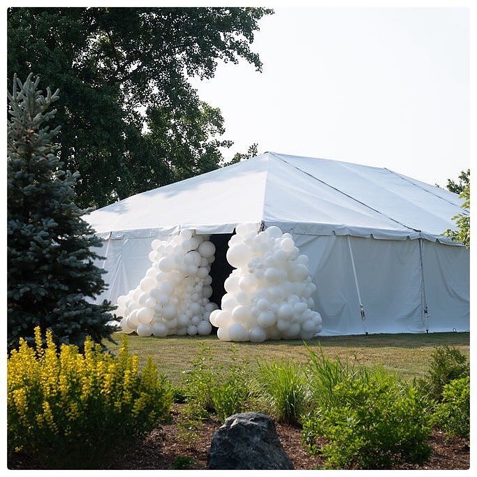 inside this tent we created a space for the graduates to party, dance and drink milkshakes. while parents enjoyed cocktails at the pool, kids had their own haven carved out to do their thing. @hypeproductionsinc brought the beats, we had an led dance