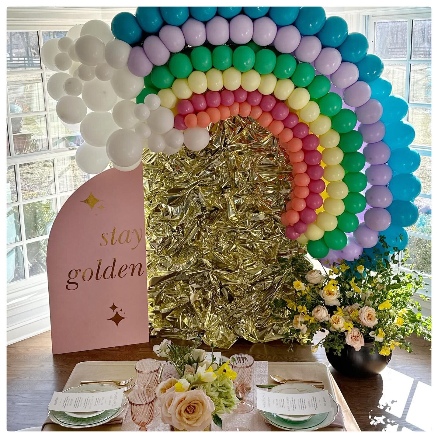 let&rsquo;s make this week full of sunshine and rainbows #rainbow #ballooninstallation #sparkleandtwine #backdrop #sweetsixteen #goldenbirthday #stpatricksday #dinnerparty #potofgold #eventdecor #eventstylist #chicagoevents #elliestyled 🌈