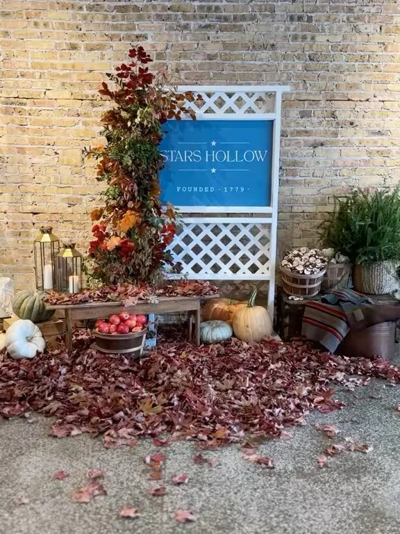 a night in Stars Hollow… 🍂
we partnered with @happy_little_flame for a Gilmore Girls pop up at Atelier last night. coffee, candles, autumnal treats, custom GG merch, watercolor art and personalized gifts…you all showed these vendors t