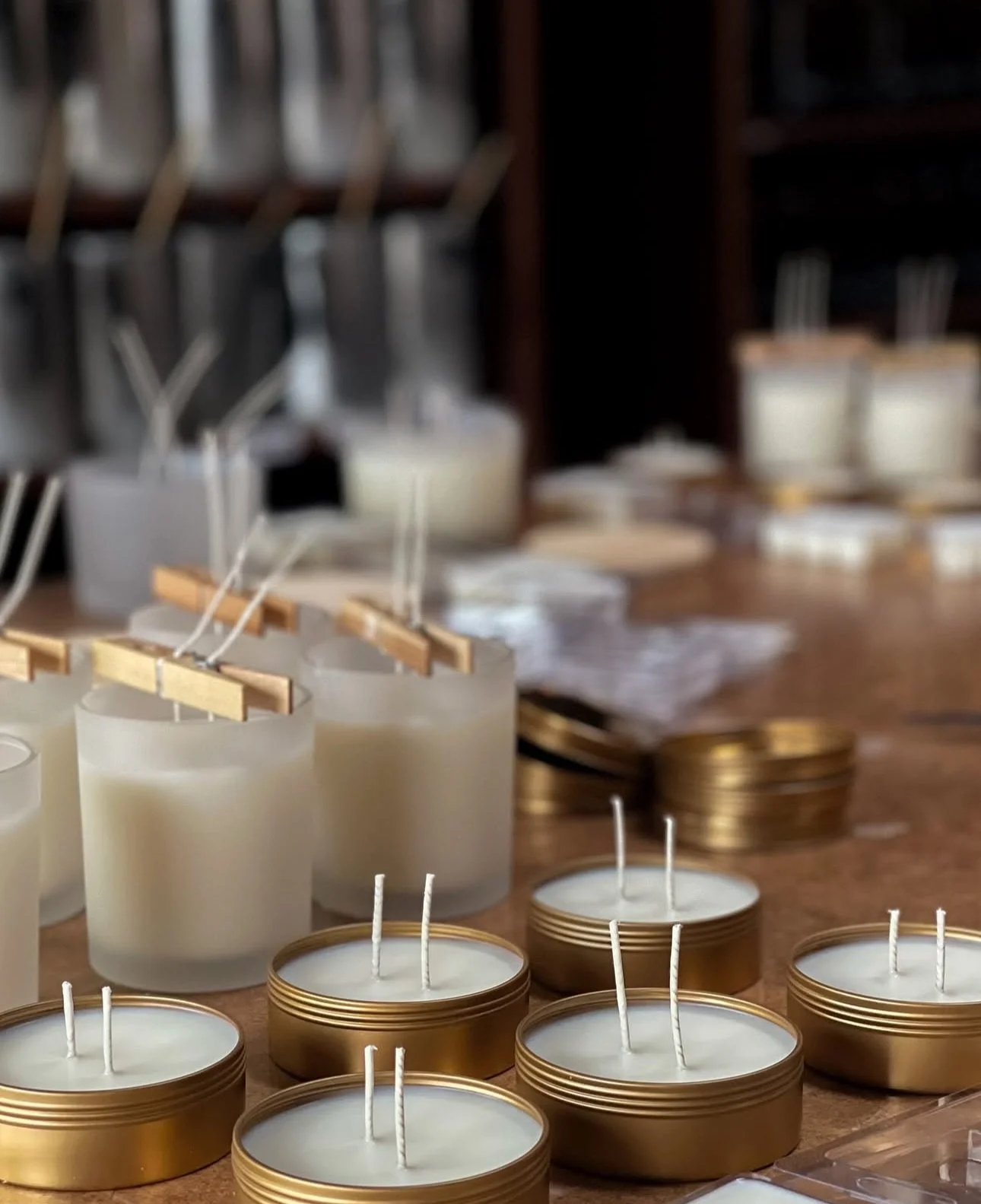 we have a delicious autumn candle making workshop coming up with @happy_little_flame 🕯️
join us October 12 
2:00-3:30 
Atelier by elliestyled 
1900 Sheridan Road 
Highland Park 
an expert candle maker guides us through the process of making our ow