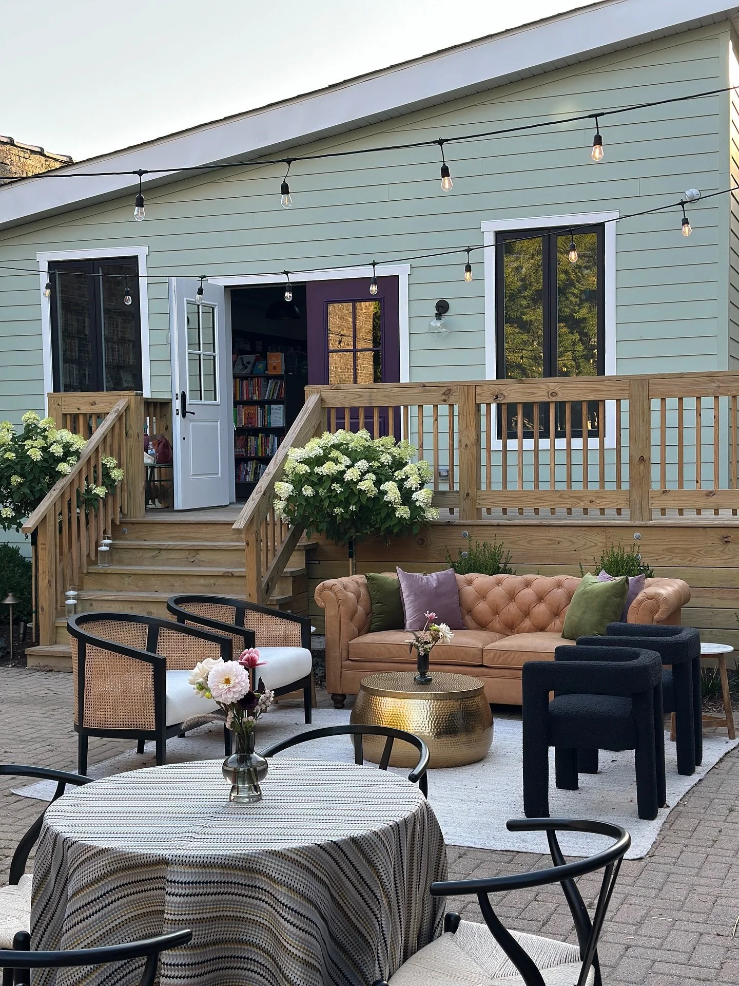 we dressed up the courtyard at the darling new Matchmaker Bookshop in downtown Highland Park. their courtyard is a blank canvas ready to be transformed for any event. for this 40th birthday, we brought in a bar, linened some cocktail tables in a comp