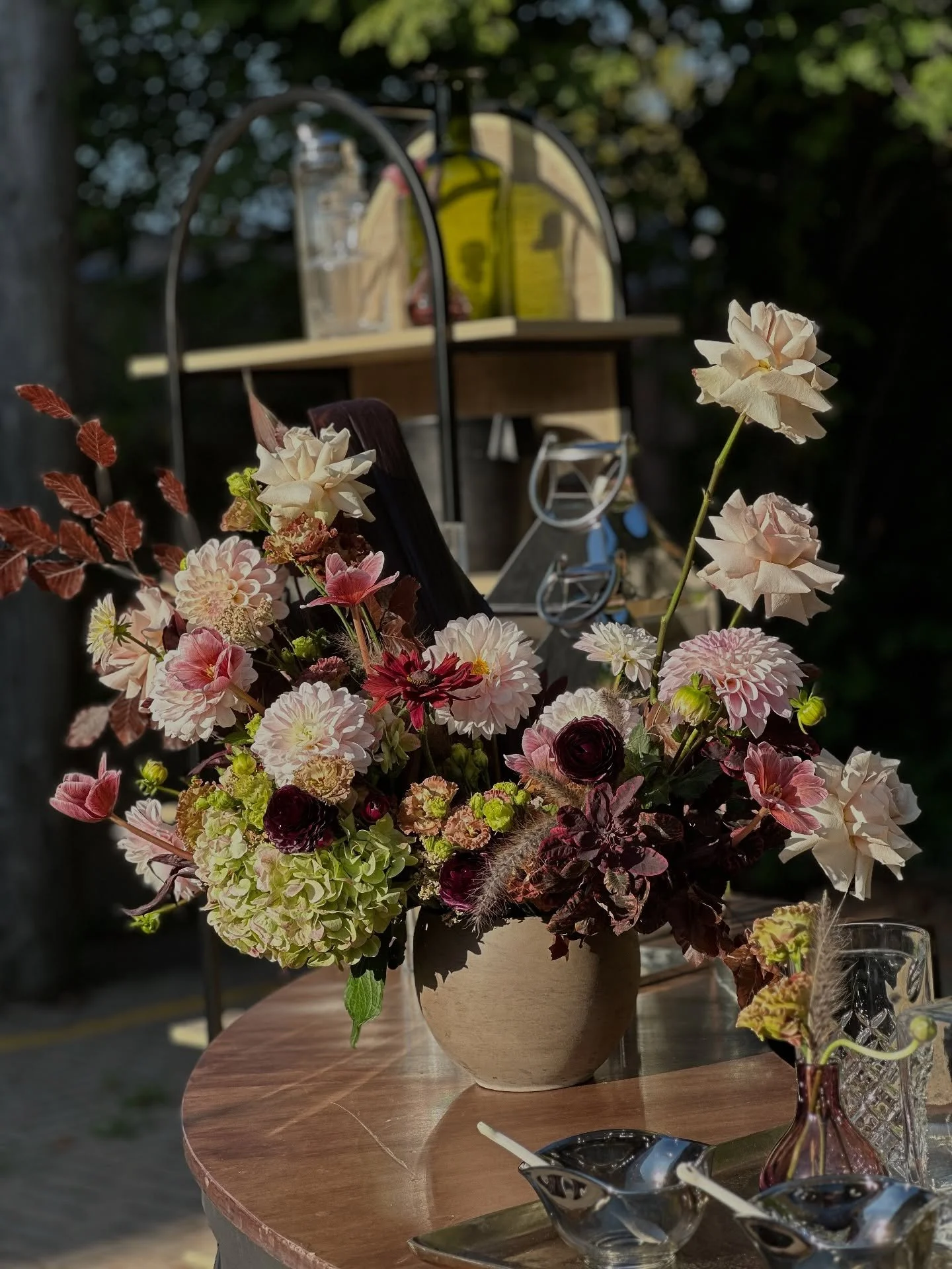 loved this beautiful bar set up at matchmaker bookshop for a birthday soir&eacute;e in the courtyard! exquisite seasonal florals by @ordinary_seed and signature cocktails @forkitgrazing 

#matchmakerbookshop #chicagoevents #barstyling #eventstylist #