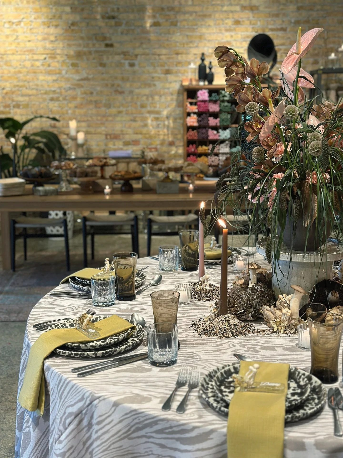 we set an autumnal table and invited chicago event planners to an open house at our venue @atelierbyelliestyled 

we love styling your holiday tablescapes and i want to share our process! 

you can book a consultation with a stylist to help curate a 