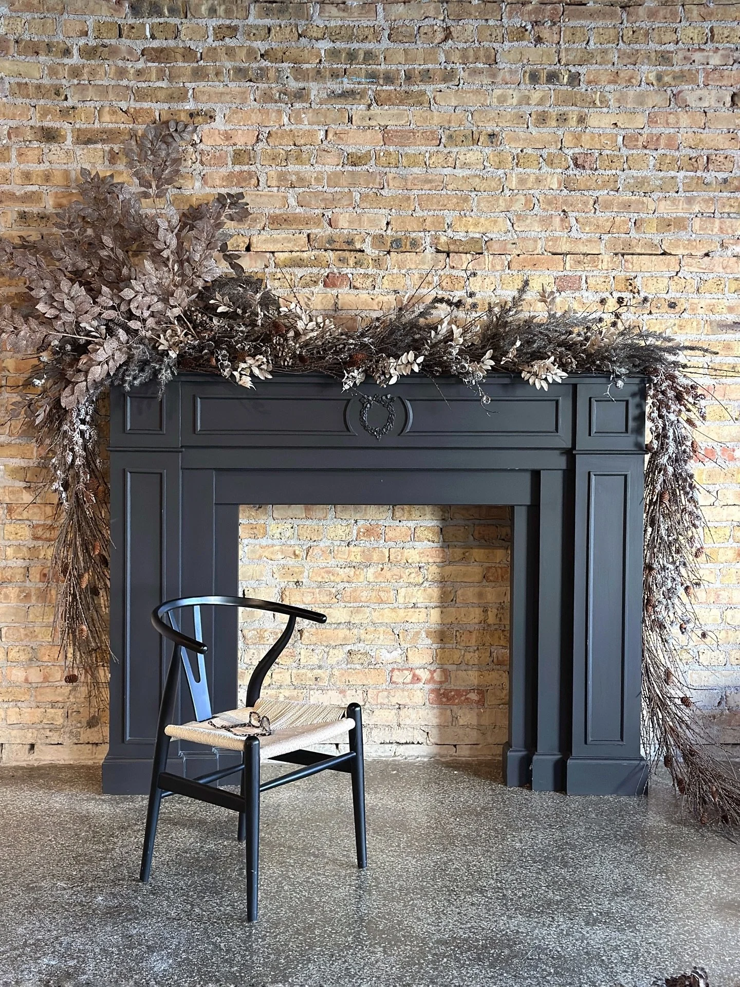 we certainly don’t have to wait for Christmas to decorate our mantles. loving this beautiful natural texture and varying shades of frost kissed brown. stop in and shop sprigs! 
#firstfrost #autumn #mantledecor #eventstylist #elliestyled