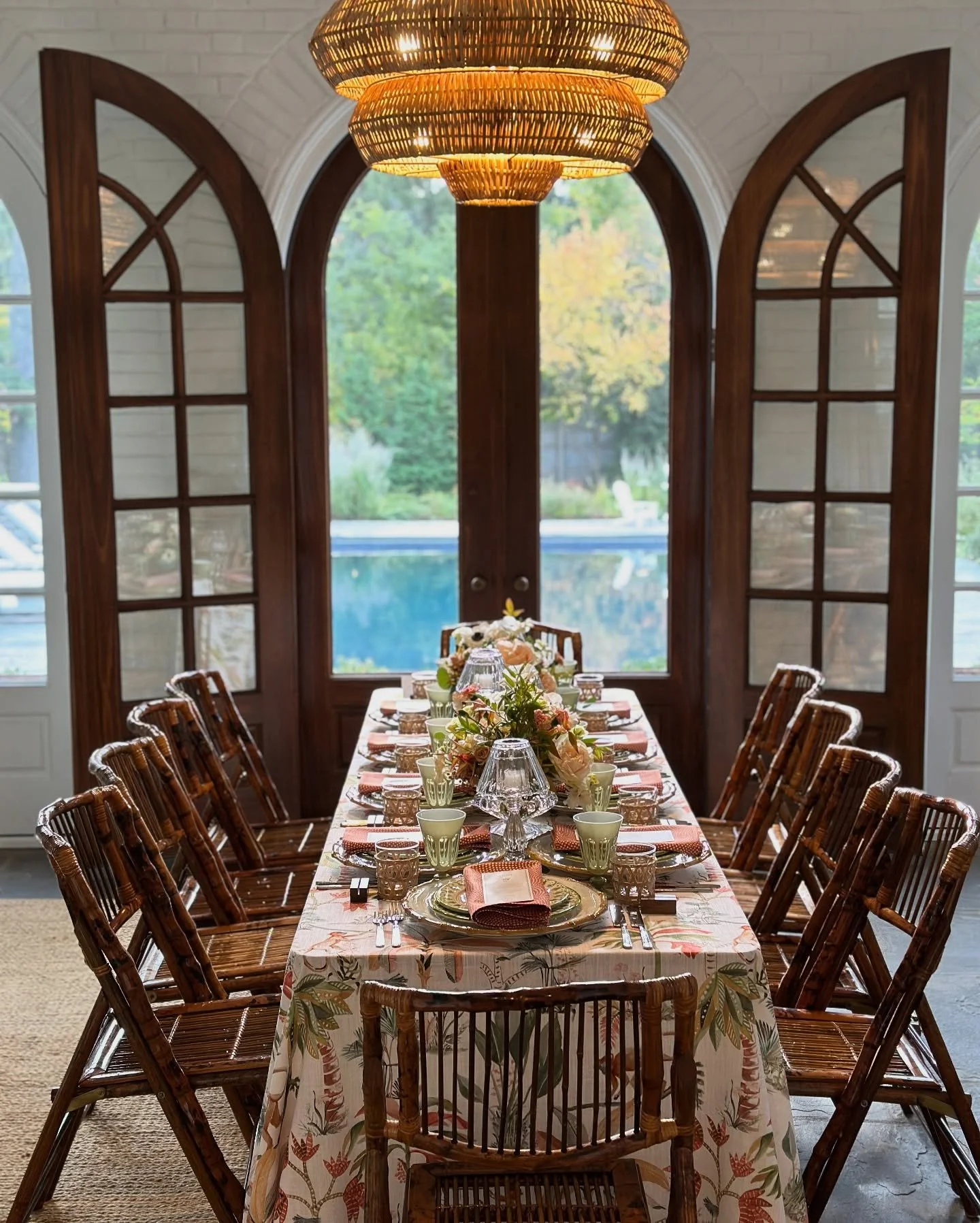 a beautful luncheon set to celebrate the launch of @alexkaehlerdesign new book &ldquo;A Welcome Home&rdquo; 

we shifted the lunch inside to the gorgeous sunporch overlooking the pool, as the winds were chilly, it became the perfect setting for our t