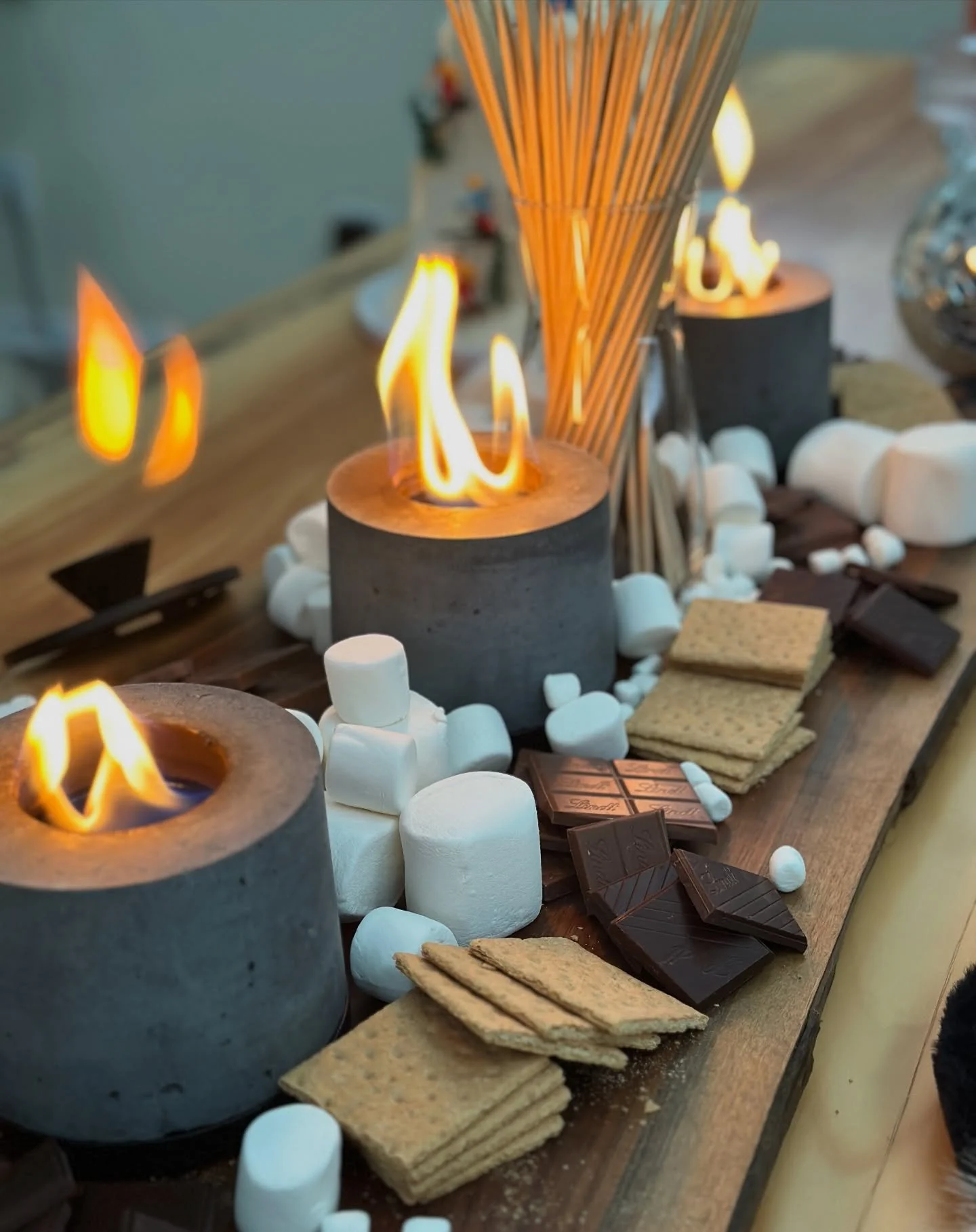 our tabletop firepits are an awesome rental for family gatherings this time of year. they run on isopropyl alcohol, just add marshmallows and chocolate! AND you don&rsquo;t have to go outside! ❄️

https://www.elliestyled.com/props-misc-decor#!/item/f