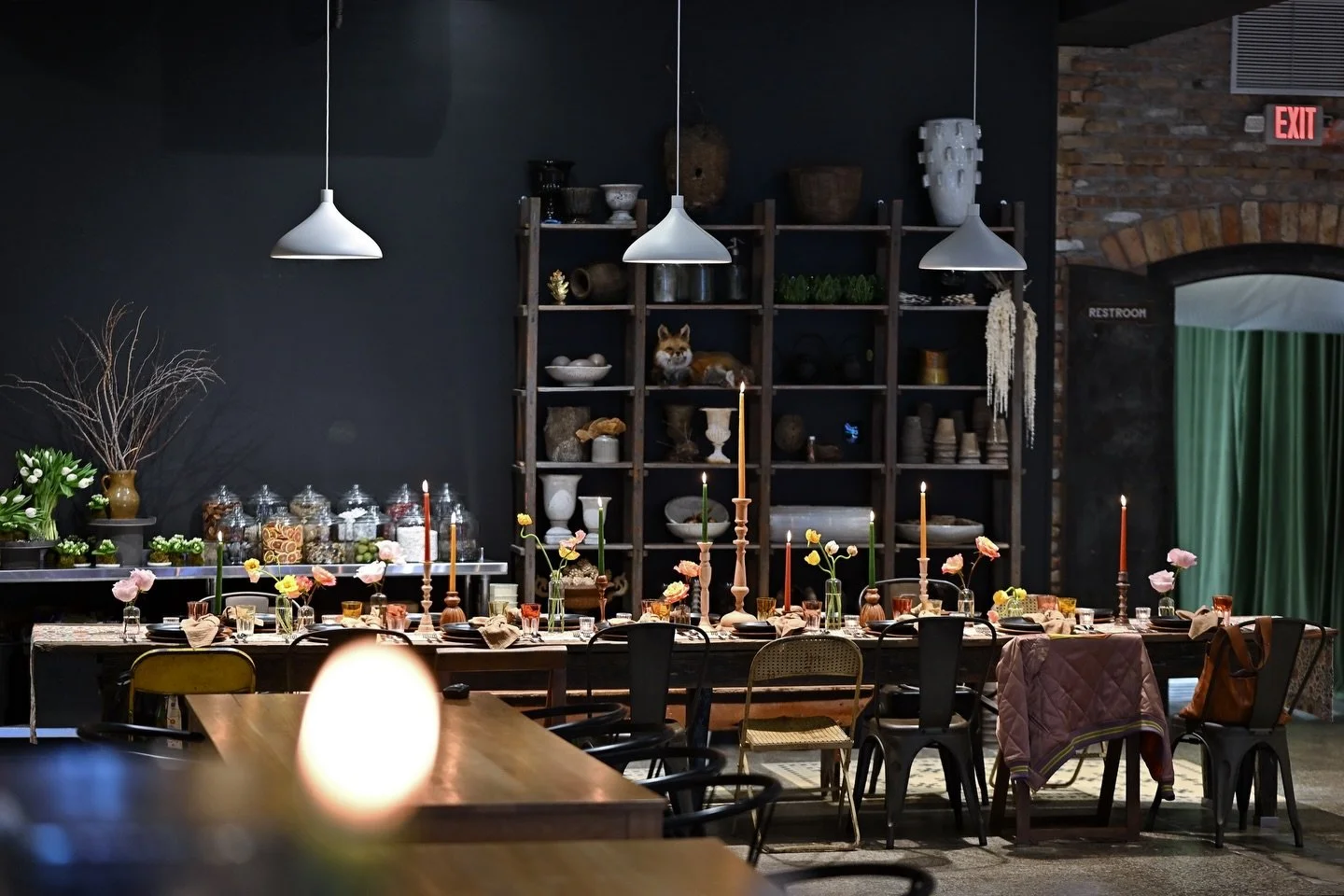 do you know about our event venue, Atelier by elliestyled? 

located in downtown highland park, our showroom and production studio transforms into an event venue. we host dinner parties, cocktail parties, showers, birthdays, and all sorts of communit