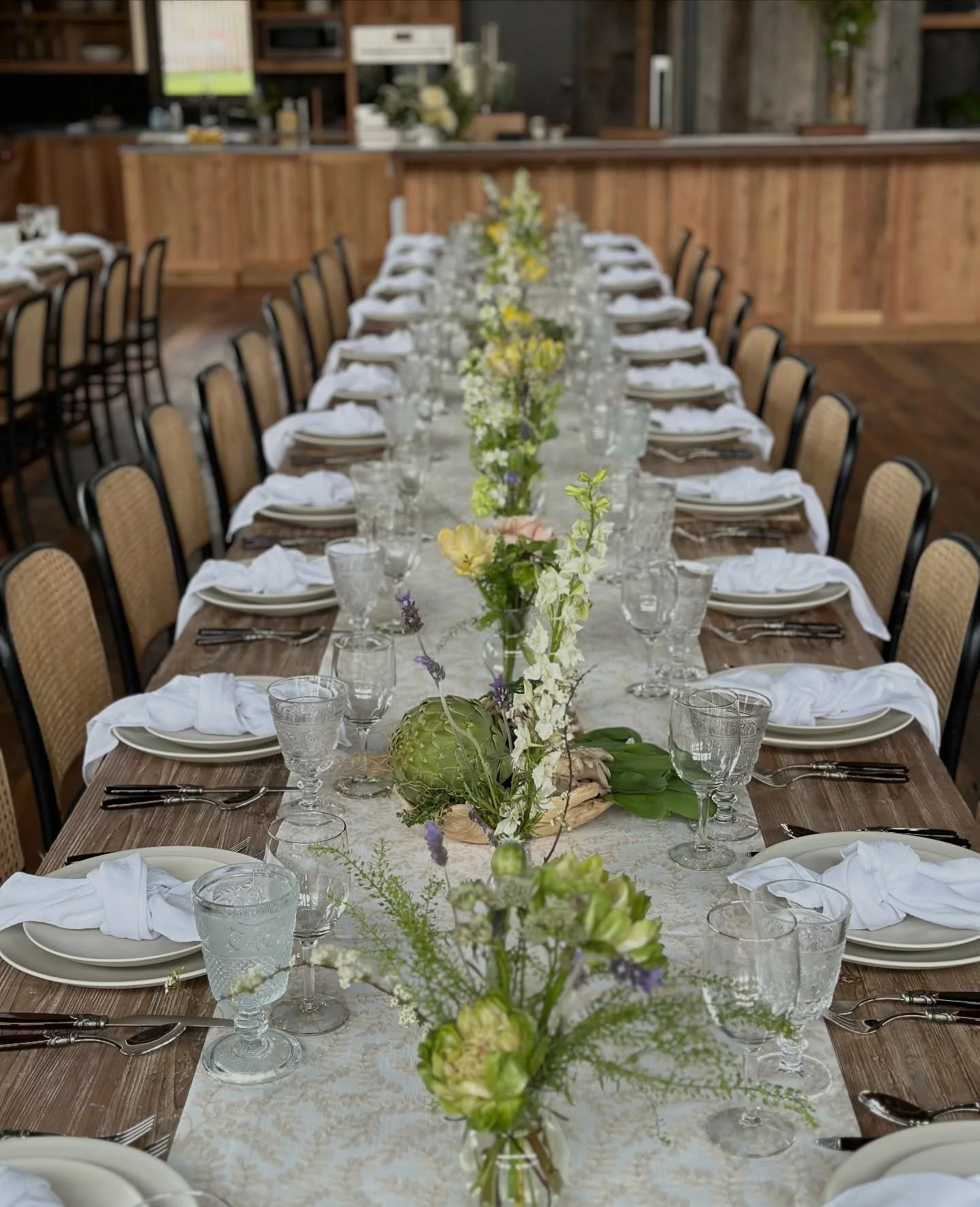 i probably say this every season, but spring tablescapes are my favorite to set. crisp clean linen, fresh verdant produce, earthy accents, delicate floral and seed paper place cards. 

#spring #tablescapestyling #ramps #chicagoevents #elliestyled 🌱