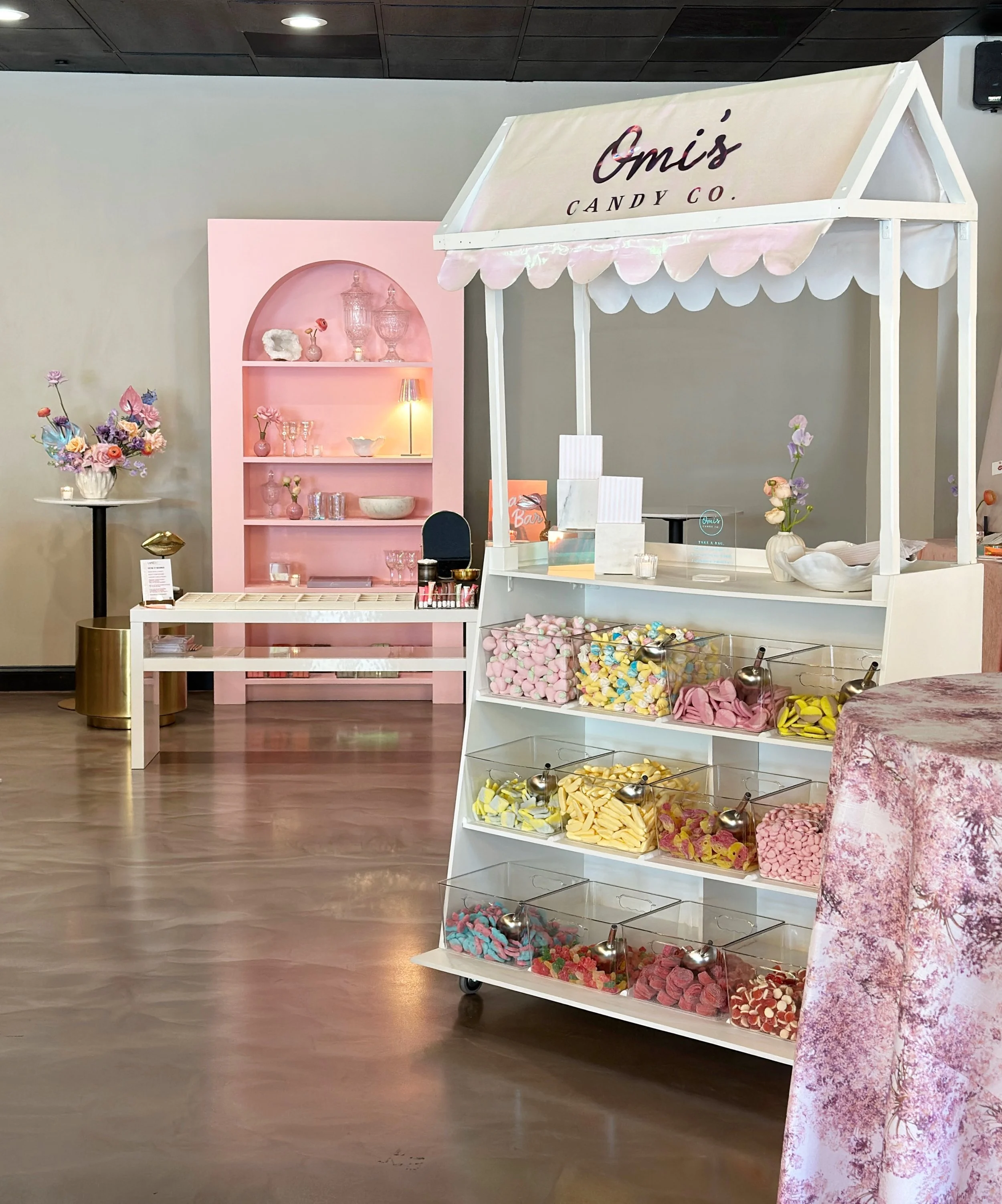 the cutest activations for Omi&hellip;we partnered with @lainetoo on a charm bar where guests chose their favorite shade of summer fridays lip gloss and added charms to personalize. 

the sign in board was a kissing booth where guest left their smooc