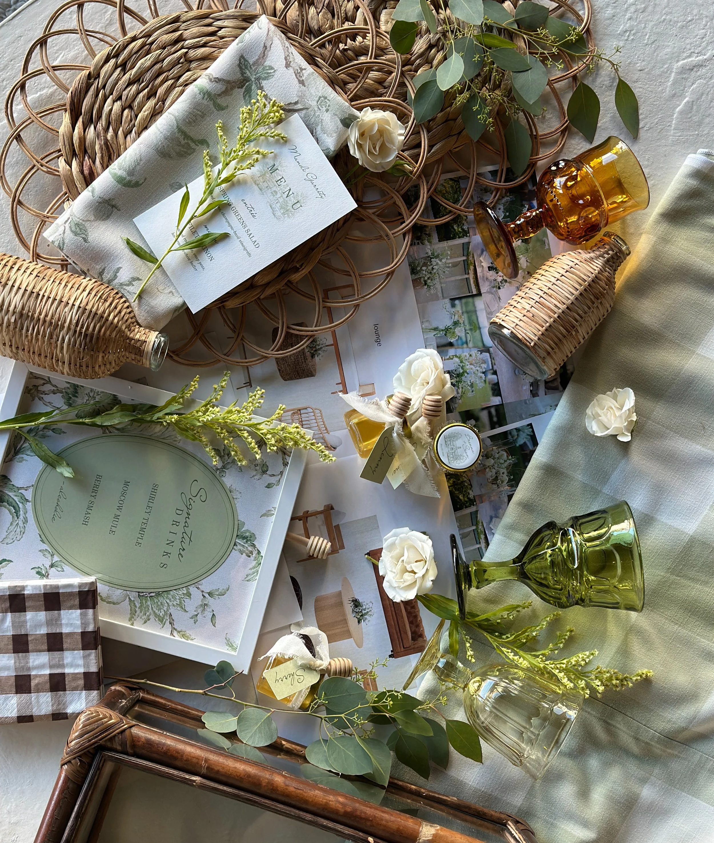 beautiful wedding on deck this weekend. i just love when the weather cooperates ☀️

pretty details and signage on this one 🤍

#chicagowedding #chicagoevents #elliestyled #elawafarm