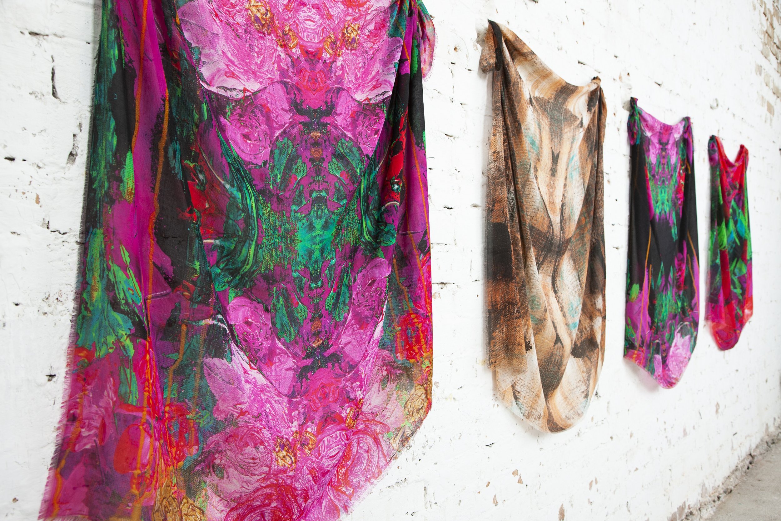 MAJCA COLLECTION_Huivit_ripustus.jpg