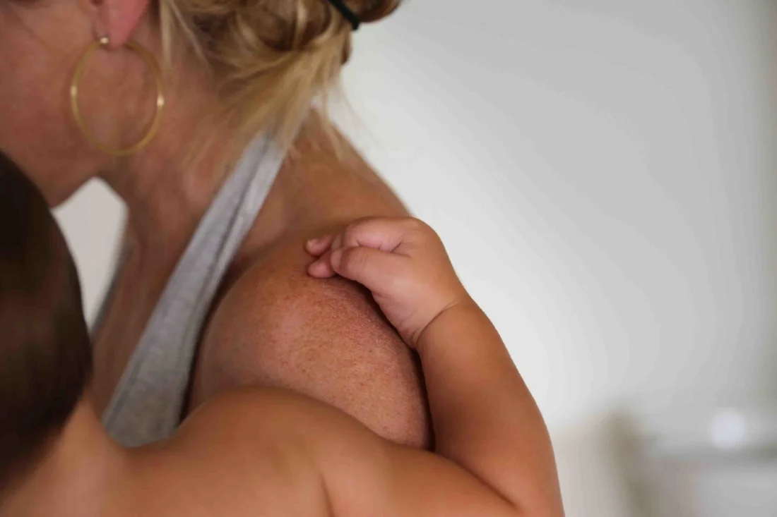 44_Aimee shoulder conde hand.jpg