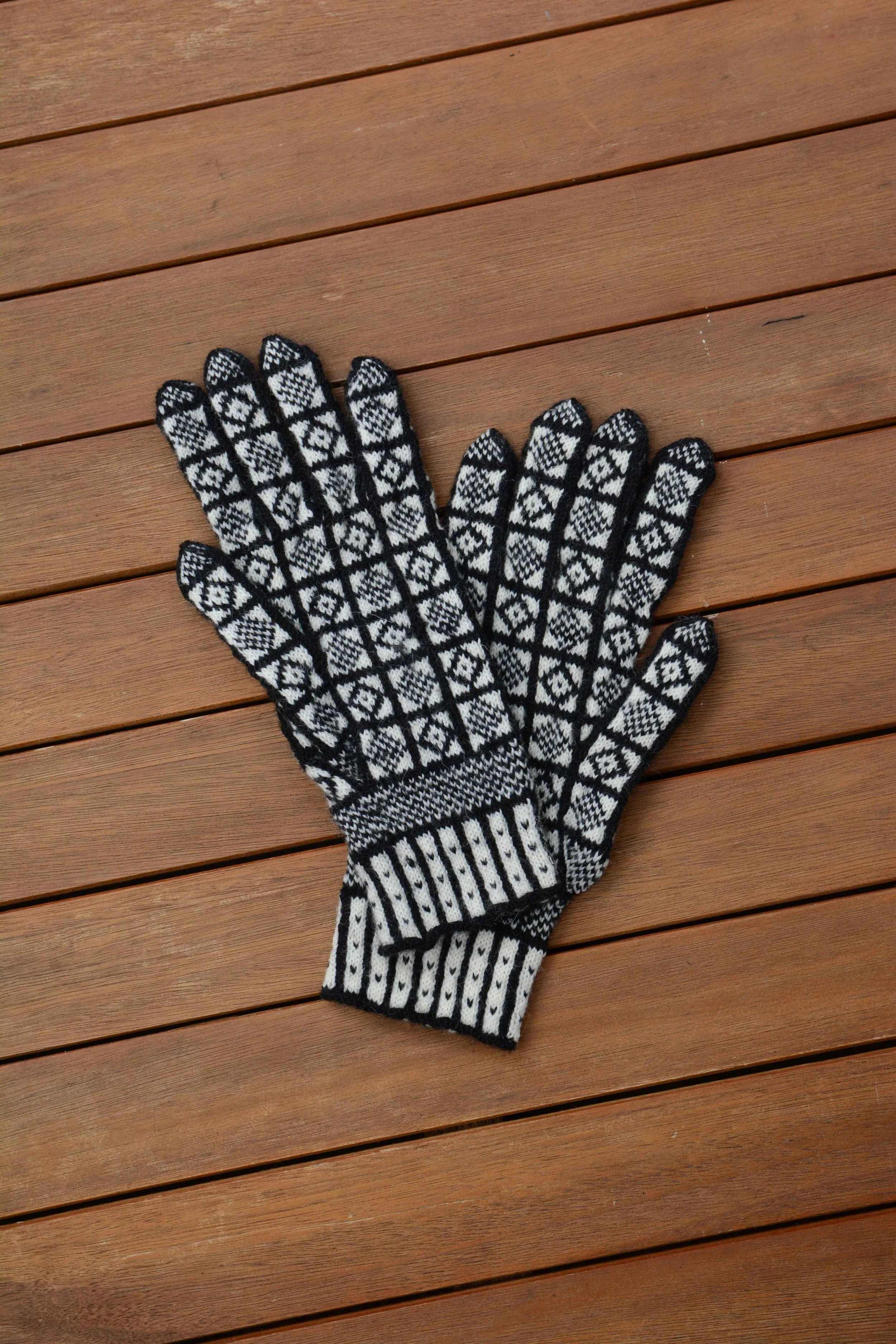 knitted gloves Sanquhar Pattern black and white Duke pattern.jpg