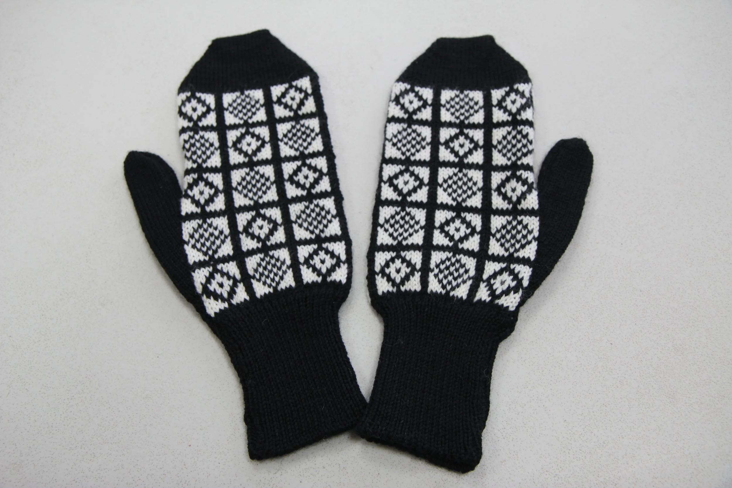 Sanquhar Pattern Mittens (Ladies)