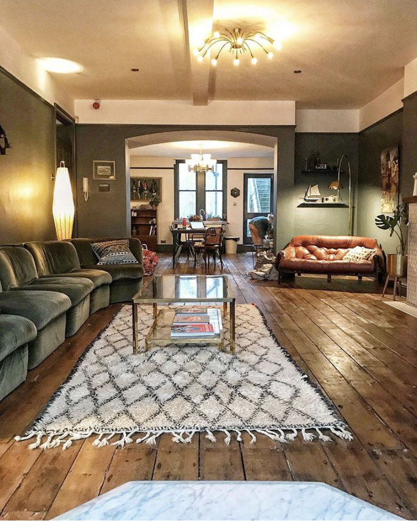 Huge Front Room - we held a workshop for 20 in here!