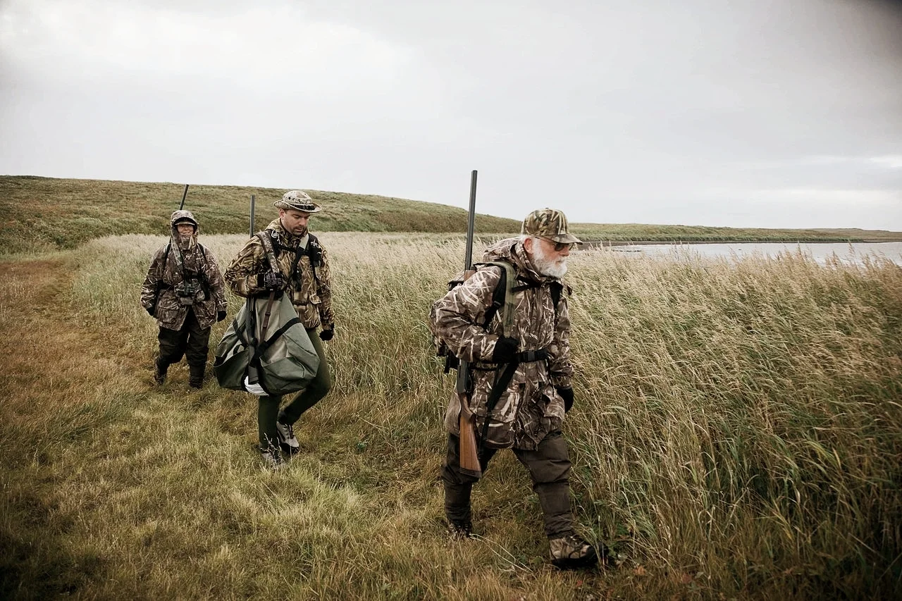 1280px-Group_of_duck_hunters_on_lake.jpg