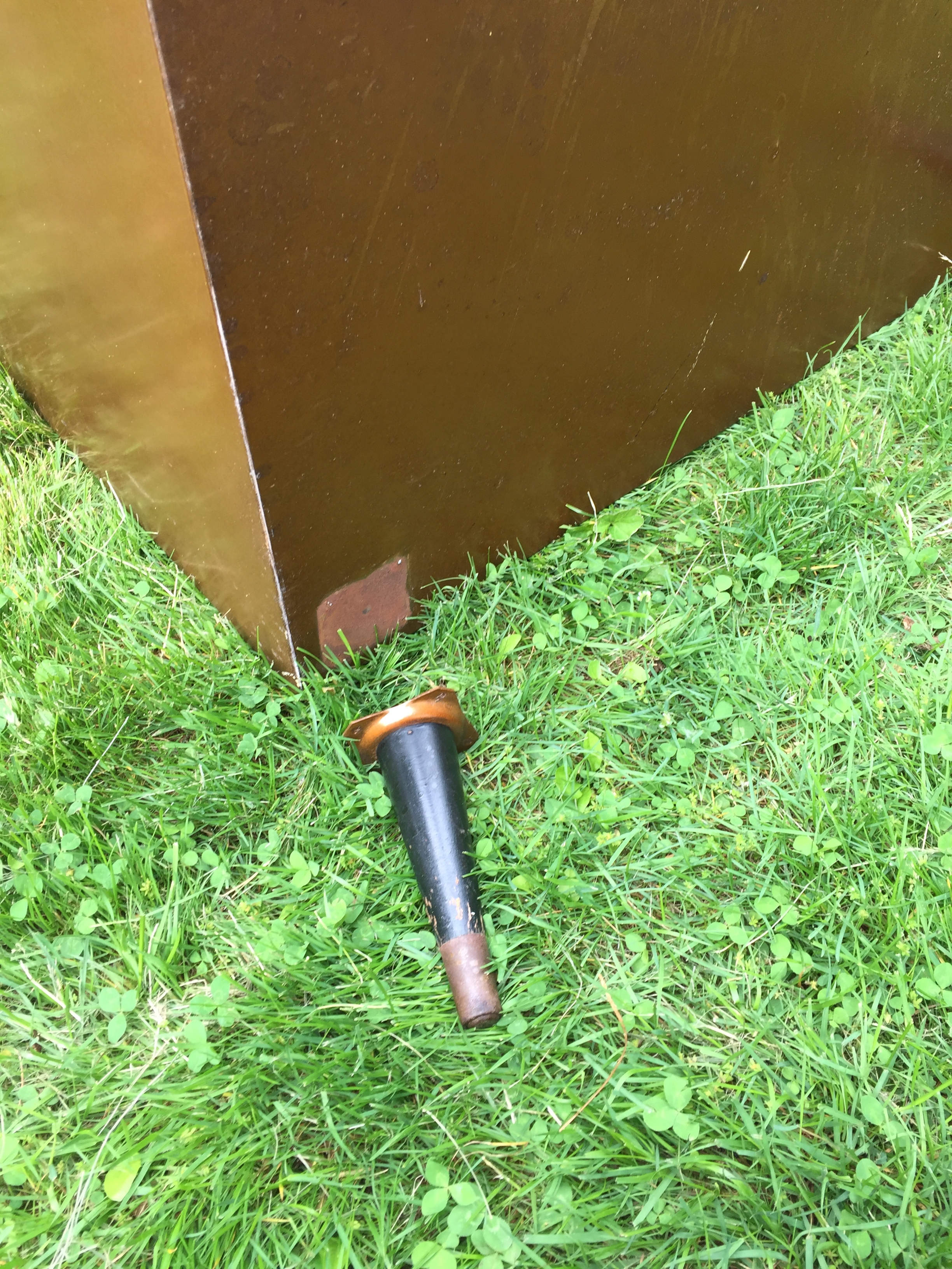 Problem #1 -- I was scooting the bottom cabinet around on the lawn and I guess I pushed it with too much pressure, causing one of the legs to snap off. Shit. This thing was welded on too, so no screwing involved. I propped it up and considered it a problem for later down the line.