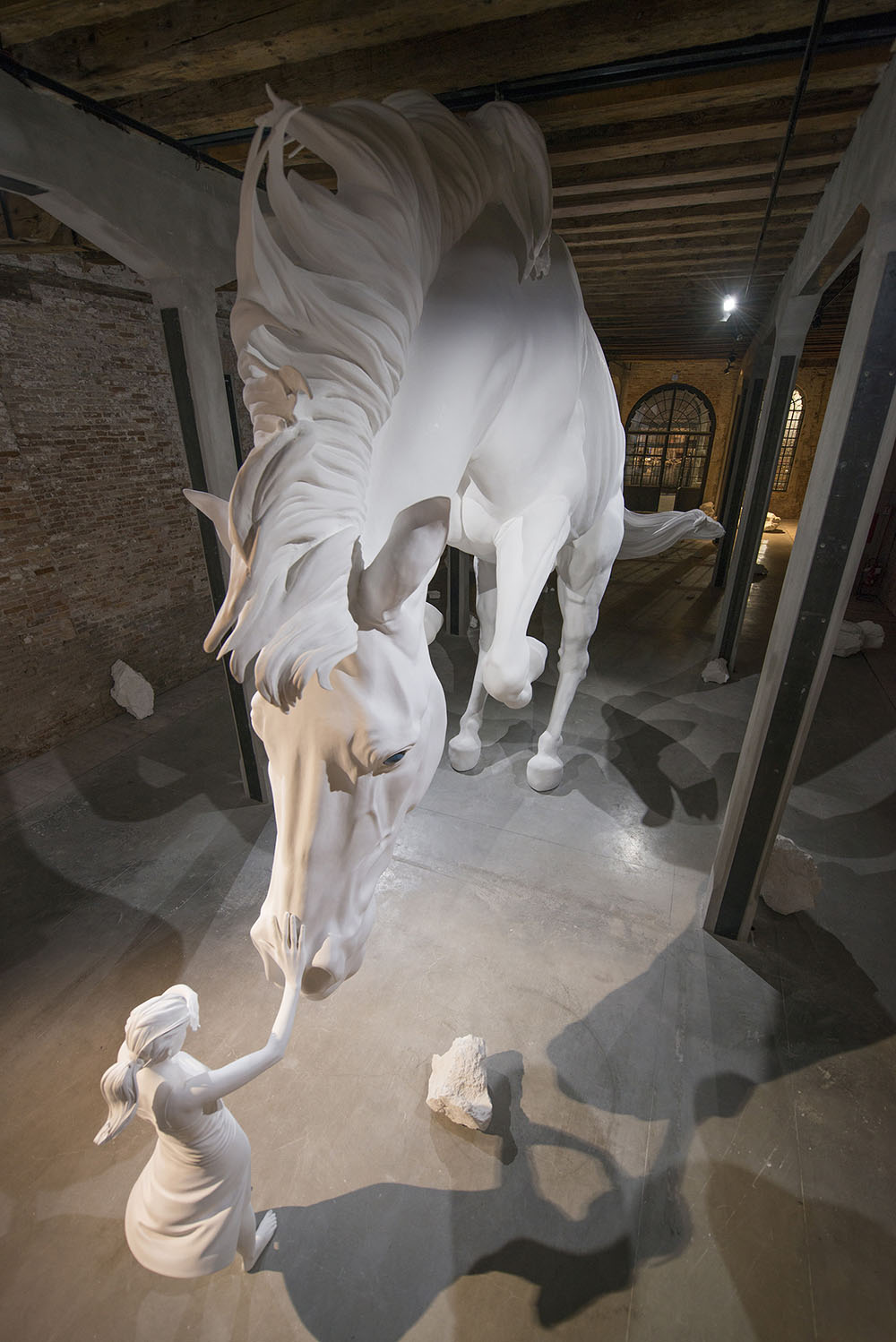  Claudia Fontes,   The Horse Problem,   2017. -- Bienal de Veneza 2017.&nbsp; Imagem via Colossal. &nbsp; 