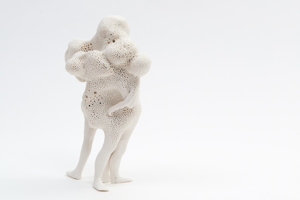  Claudia Fontes   Foreigners   é uma série em andamento desde 2013 de pequenas figuras humanas produzidas em resposta à paisagem inglesa que faz parte do cotidiano da artista e de como ela a entende como estrangeira. Clique nas imagens para saber mai
