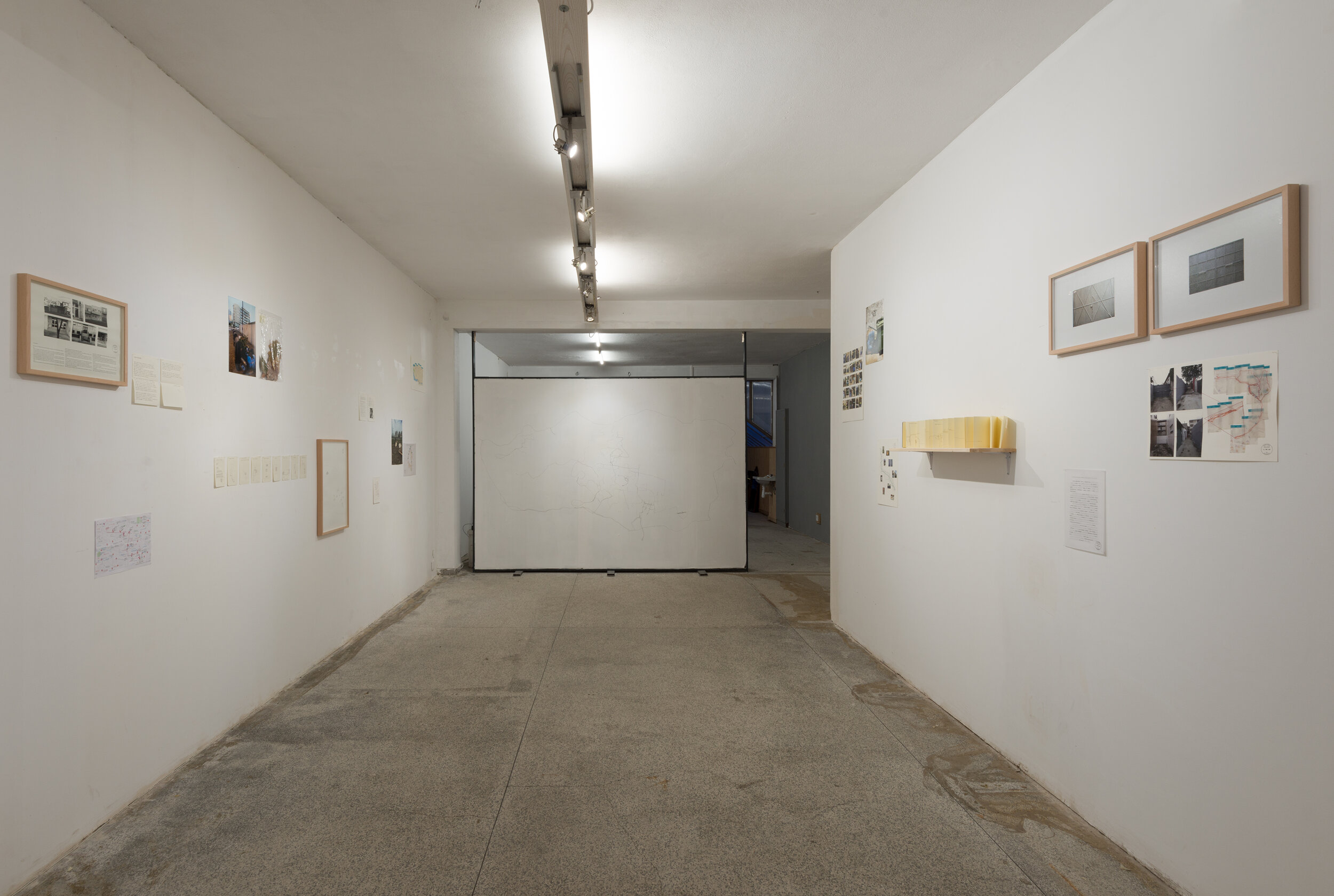  Vista da exposição individual ‘Inventário de Percursos Banais’, Espaço AL856, Porto, Portugal, 2019. 