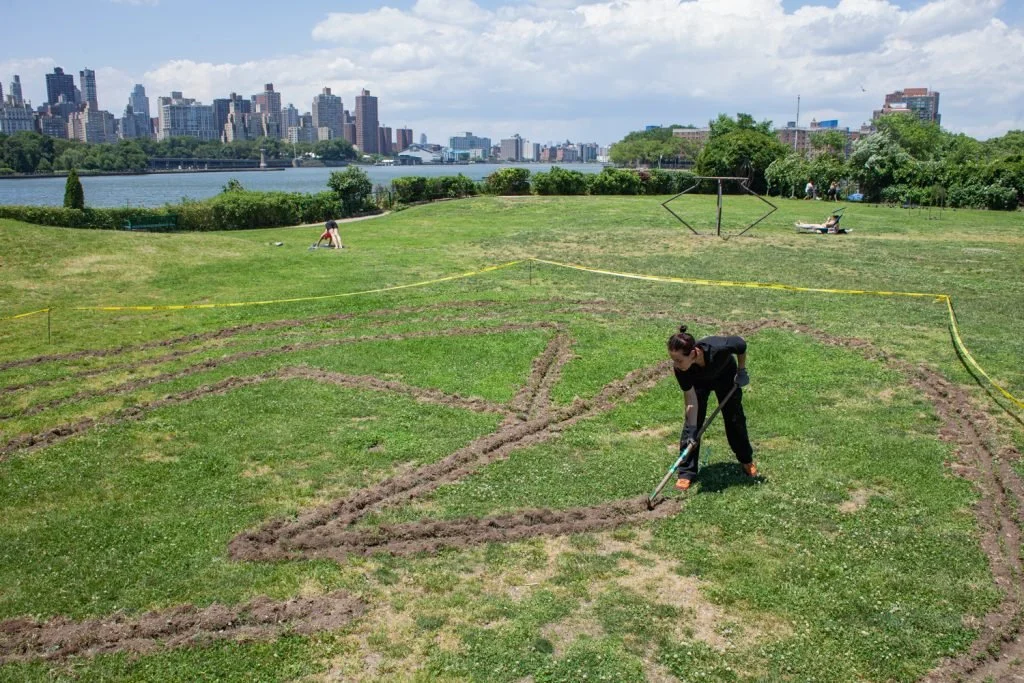  Raphaela Melsohn  Querido Hélio, I made a subterranean floorplan , June 17 – June 22, 2022 (Earthwork) Crédito: Júlia Pontés. Cortesia do Socrates  